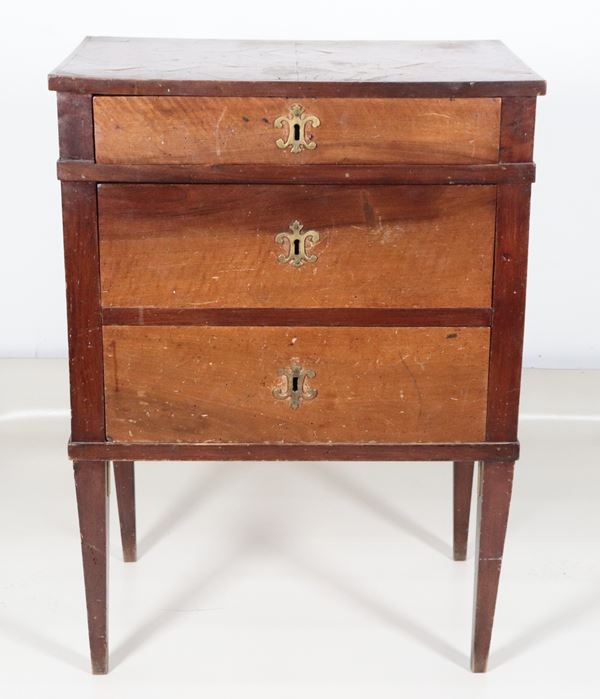 Antico comodino toscano di linea Direttorio in noce