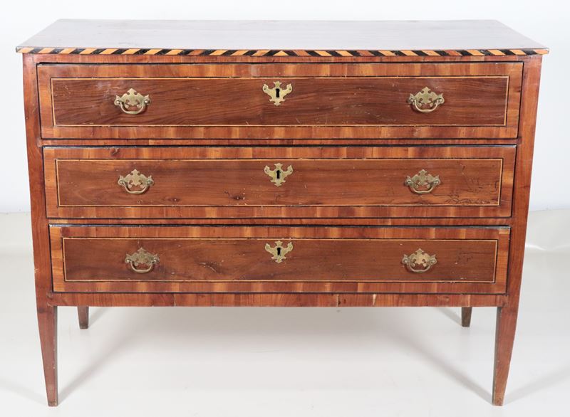 Antico cassettone marchigiano Luigi XVI in noce e acero, con filettature intarsiate a motivi geom...