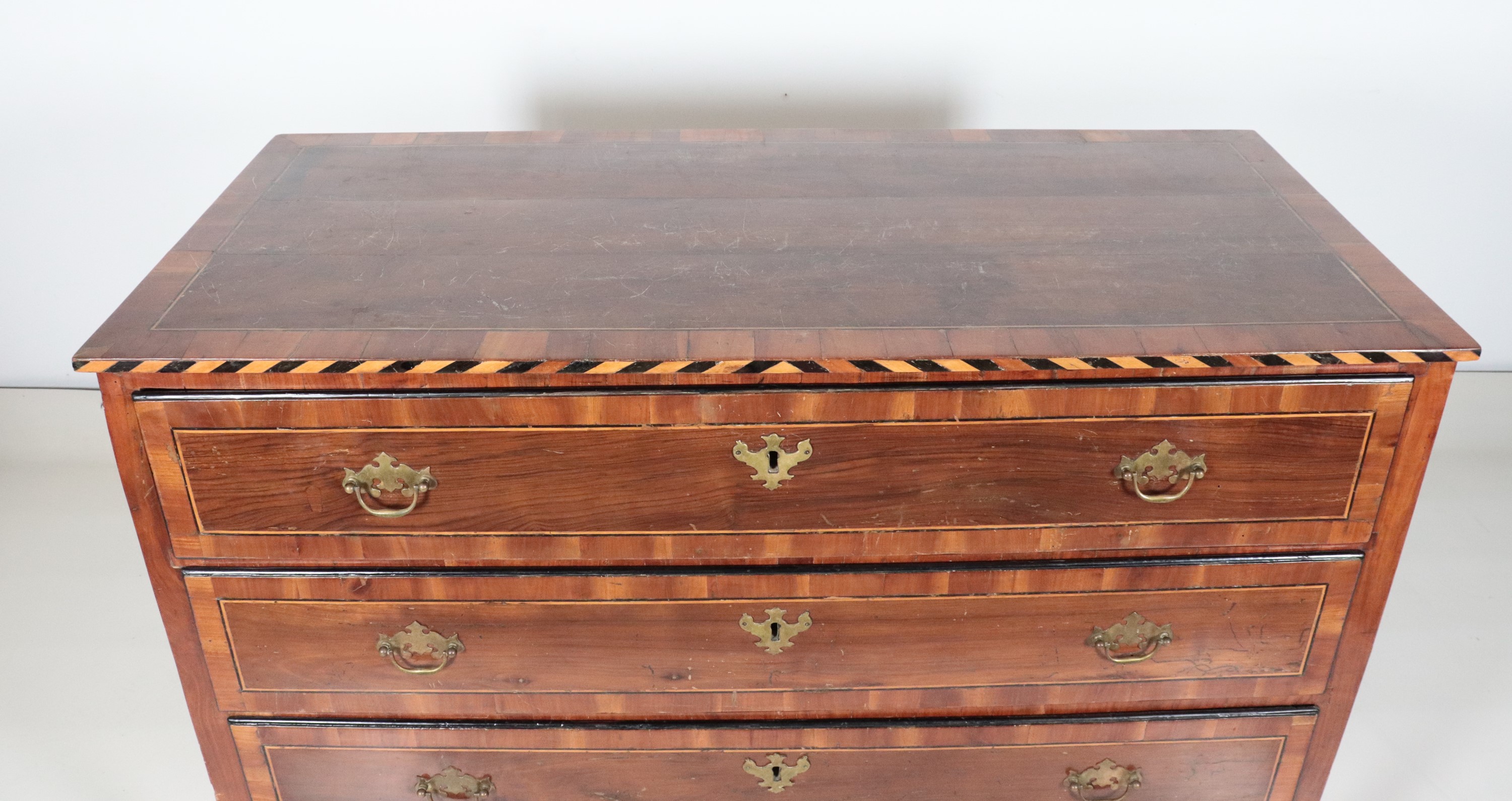 Antico cassettone marchigiano Luigi XVI in noce e acero, con filettature intarsiate a motivi geom...