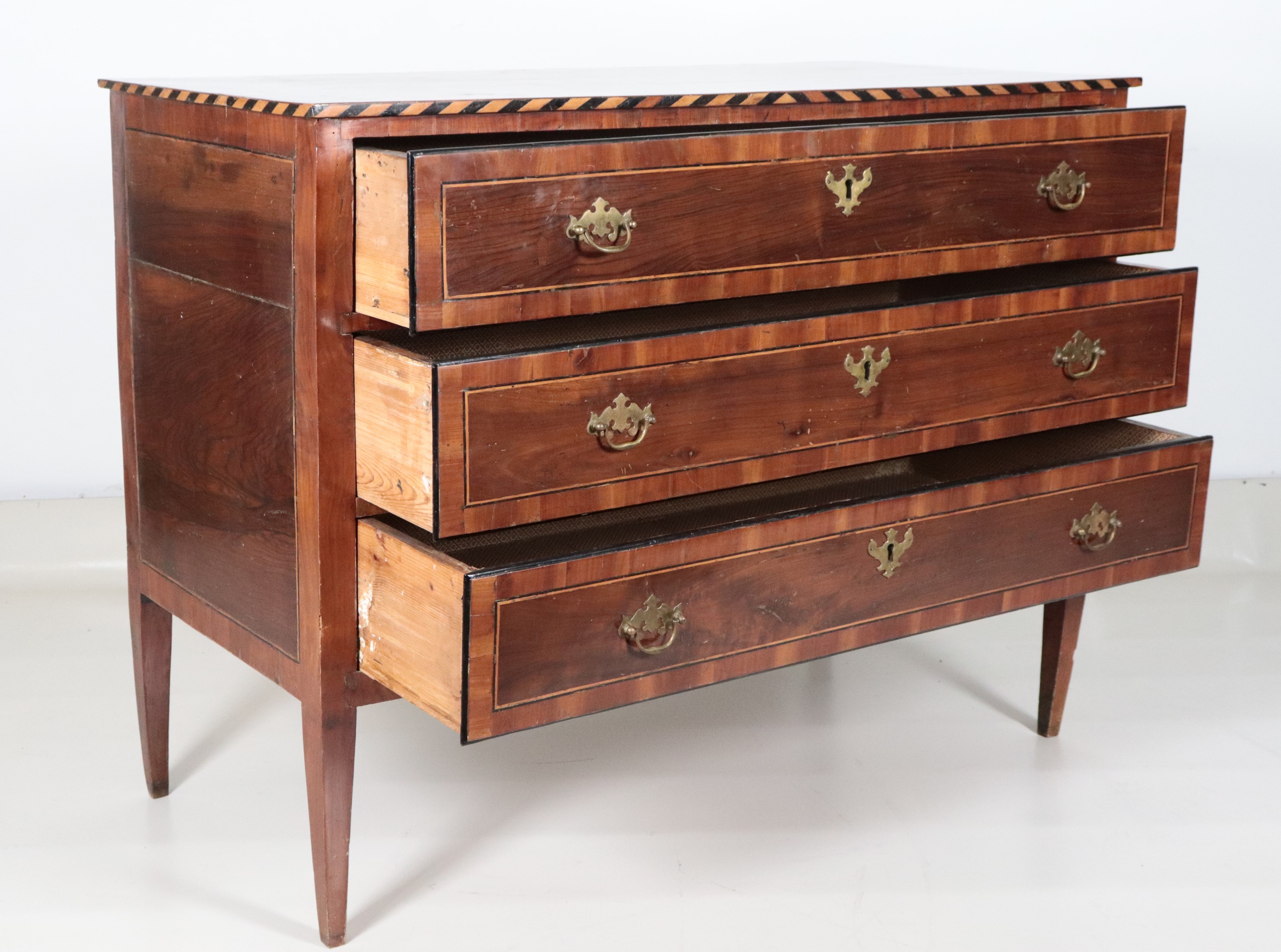 Antico cassettone marchigiano Luigi XVI in noce e acero, con filettature intarsiate a motivi geom...