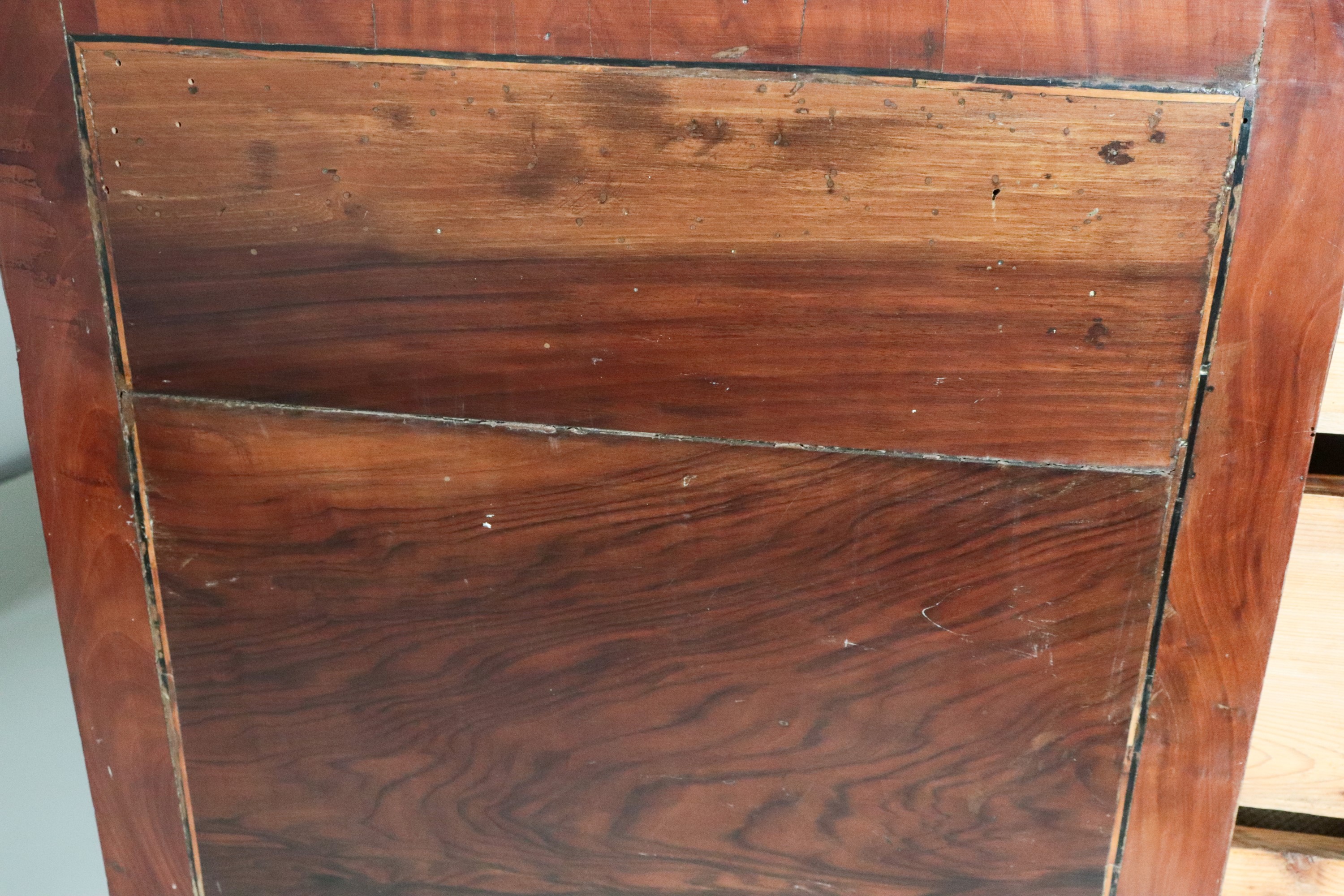 Antico cassettone marchigiano Luigi XVI in noce e acero, con filettature intarsiate a motivi geom...