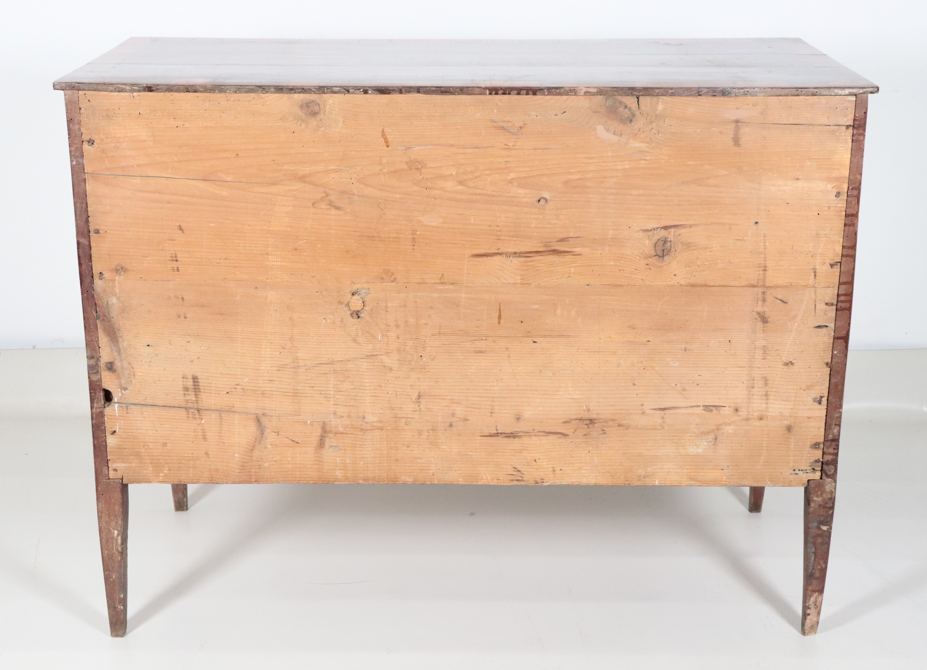 Antico cassettone marchigiano Luigi XVI in noce e acero, con filettature intarsiate a motivi geom...