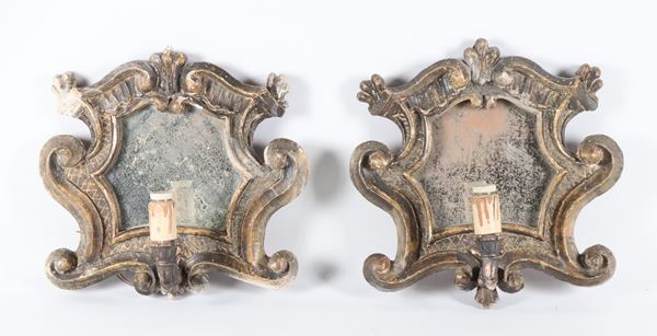 Coppia di piccole specchierine in legno patinato e dorato, intagliato a motivi Luigi XIV, una luce ciascuna e specchi al mercurio