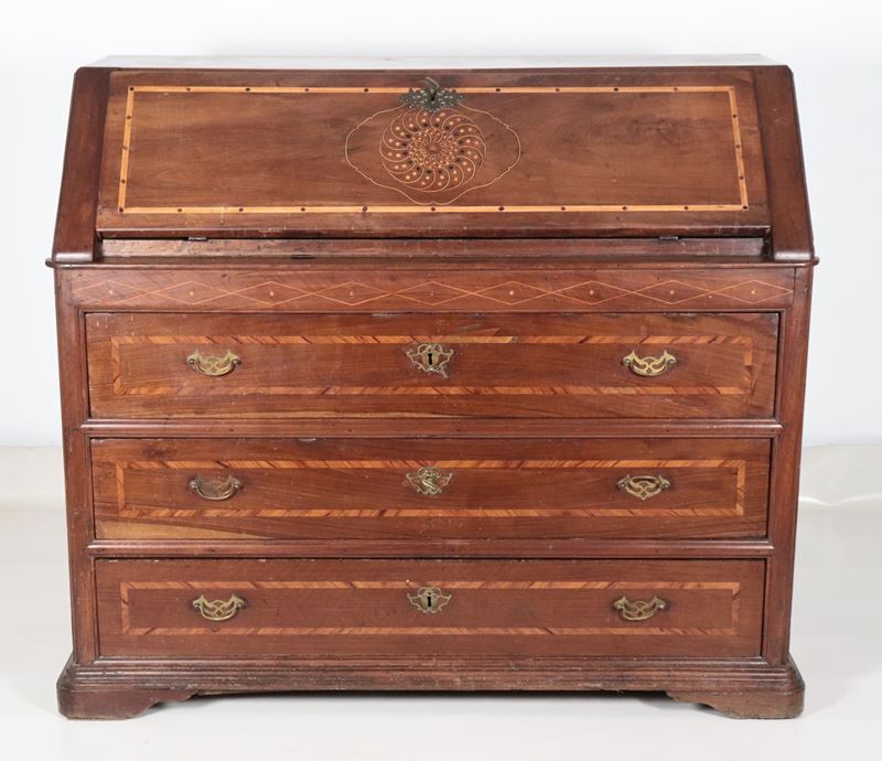 Antica ribalta napoletana Luigi XV in noce, con intarsi in bosso, ulivo e acero a motivi geometri...