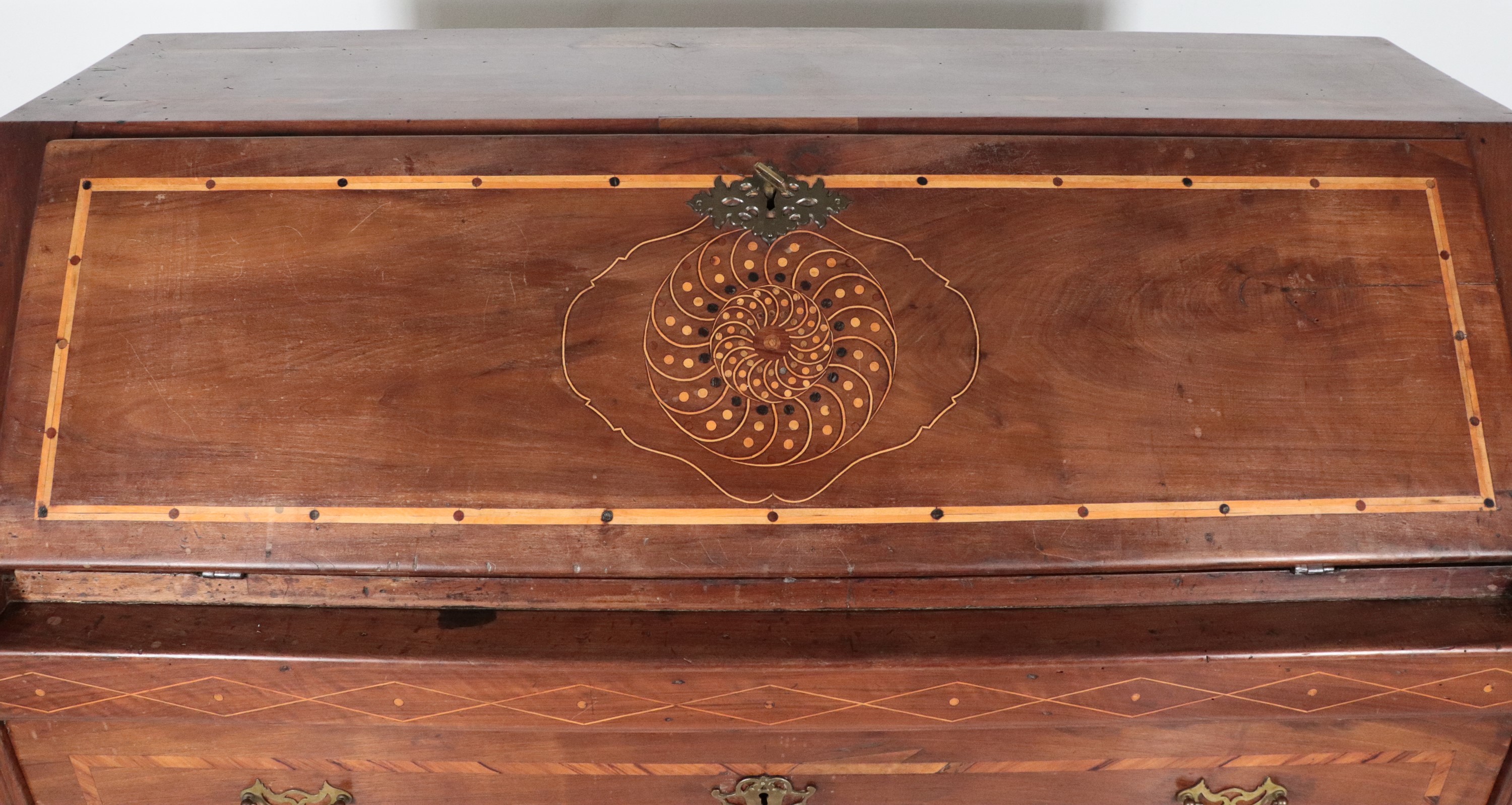 Antica ribalta napoletana Luigi XV in noce, con intarsi in bosso, ulivo e acero a motivi geometri...