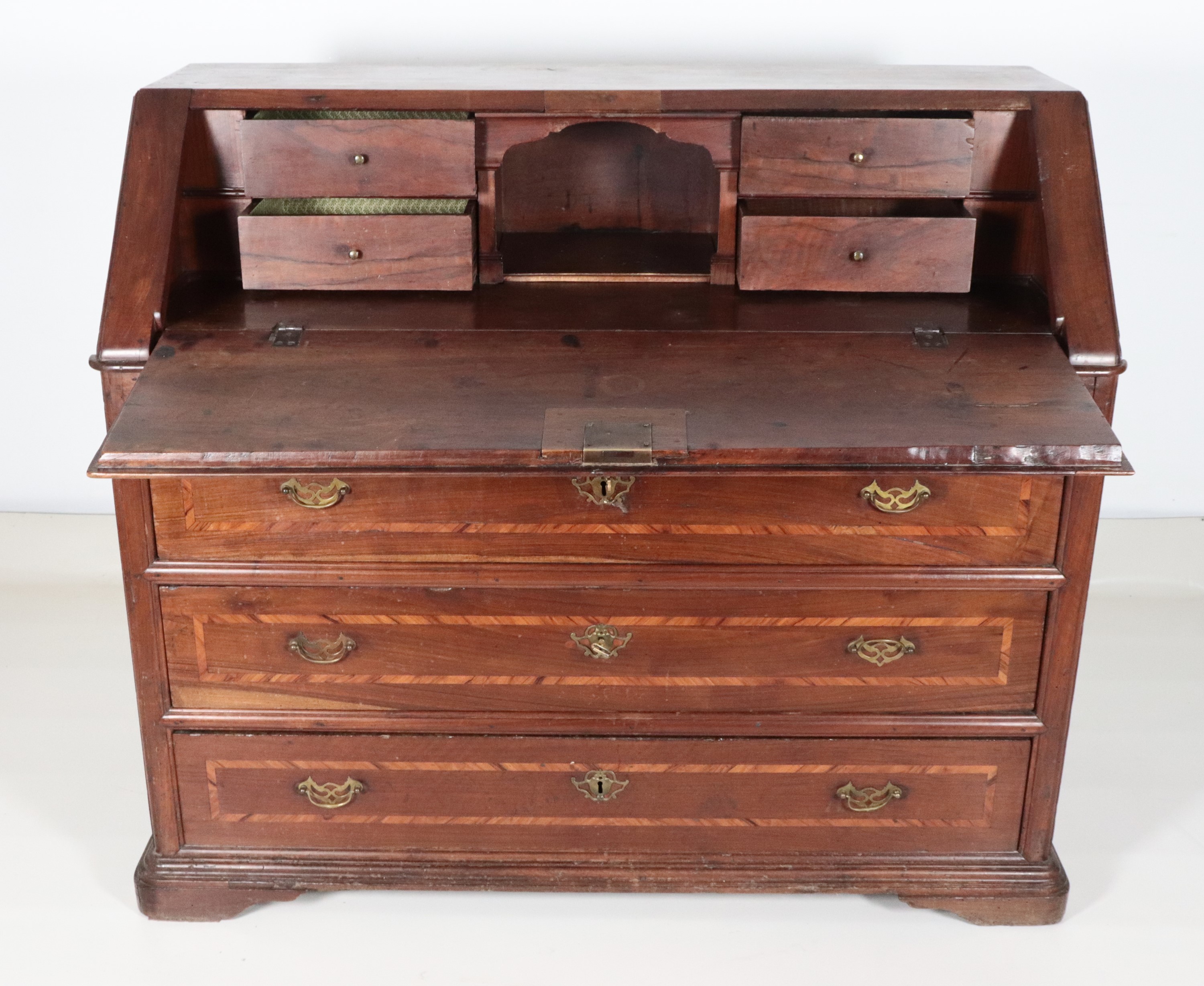 Antica ribalta napoletana Luigi XV in noce, con intarsi in bosso, ulivo e acero a motivi geometri...