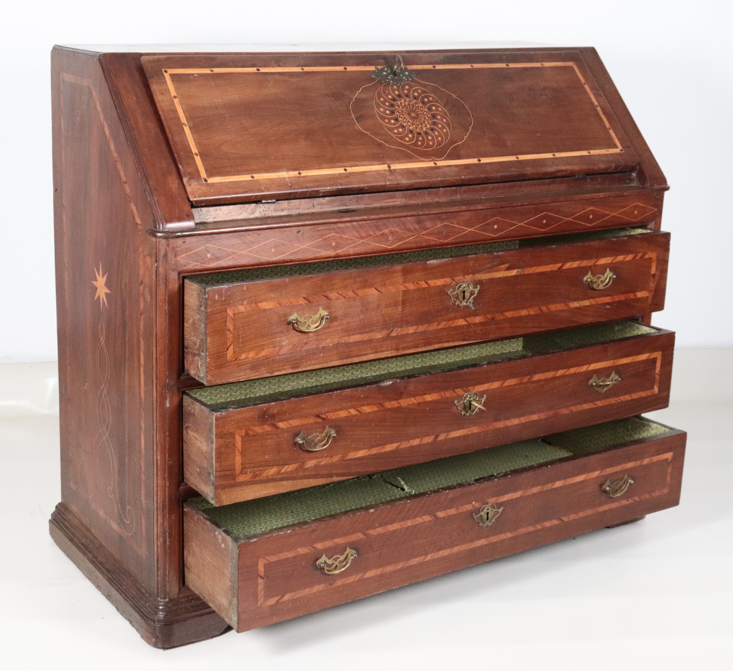 Antica ribalta napoletana Luigi XV in noce, con intarsi in bosso, ulivo e acero a motivi geometri...