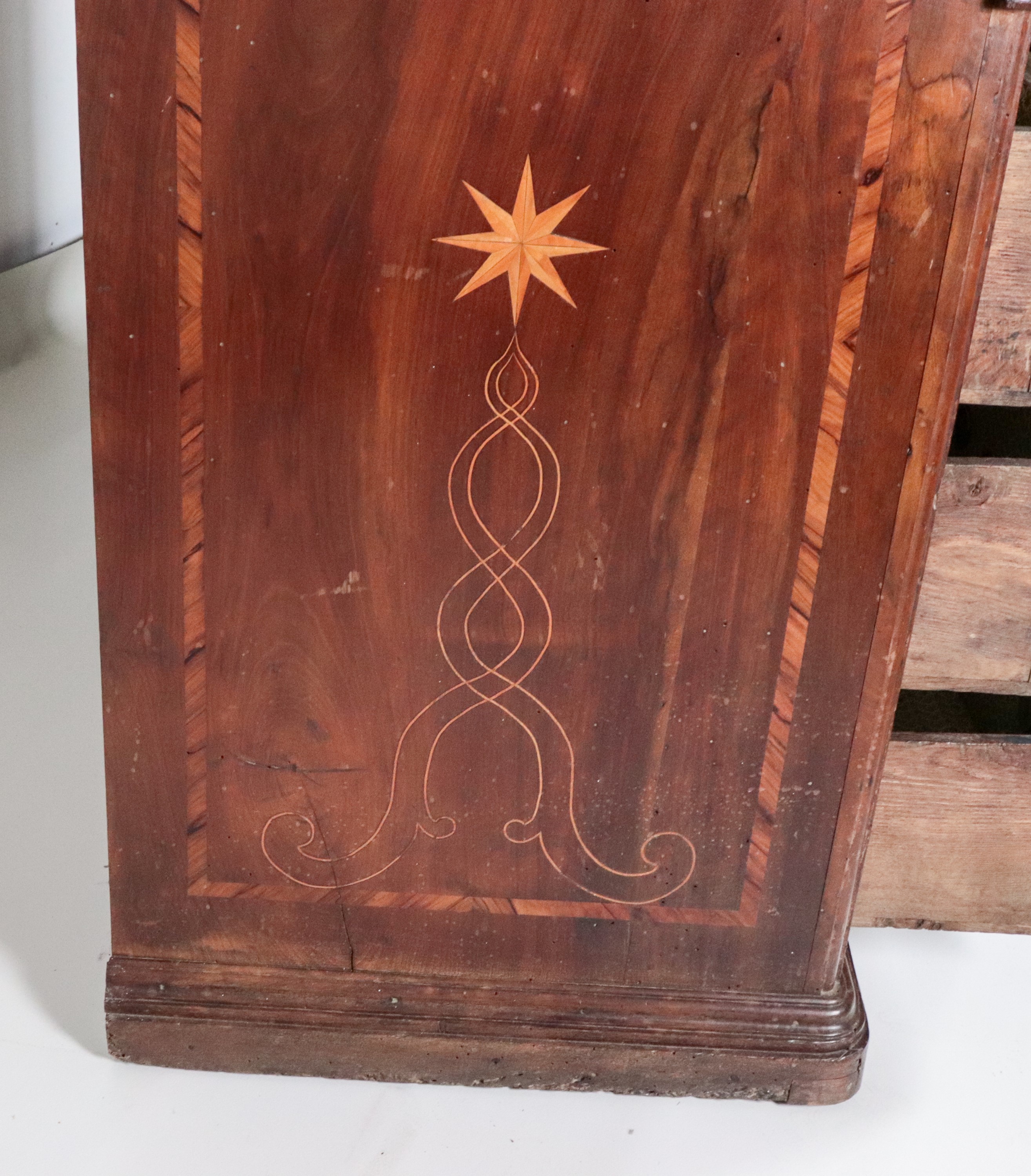 Antica ribalta napoletana Luigi XV in noce, con intarsi in bosso, ulivo e acero a motivi geometri...