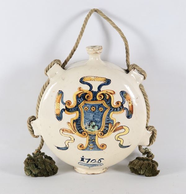 Antica fiasca in maiolica smaltata Italia Centrale, con al centro stemma gentilizio dipinto in blu e giallo oro