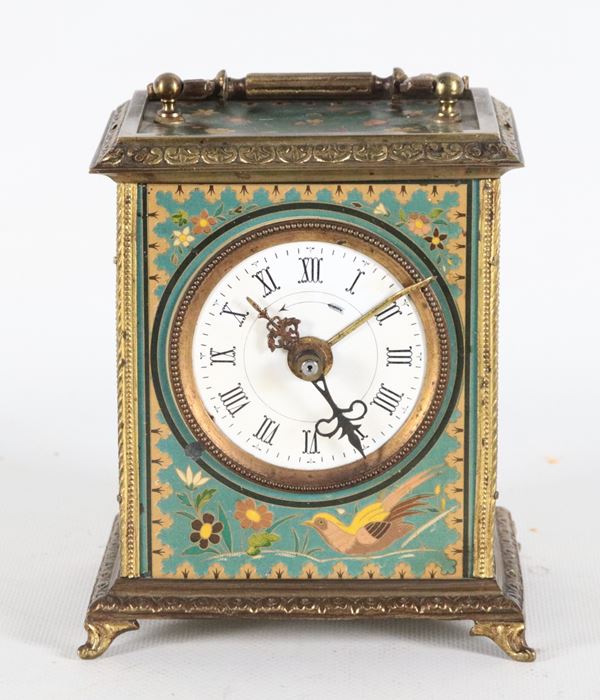 Cappuccina da viaggio in bronzo dorato e placchette in smalti policromi raff.ti uccellini e fiori, quadrante in smalto bianco con cifre romane