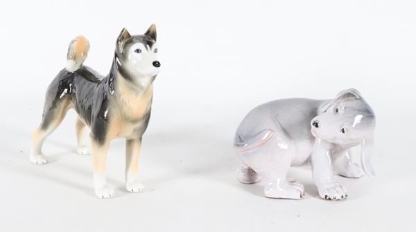 "Cagnolini", lotto di due statuine in ceramica porcellanata e smaltata