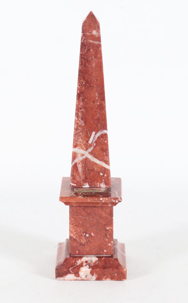 Piccolo obelisco in marmo rosso venato