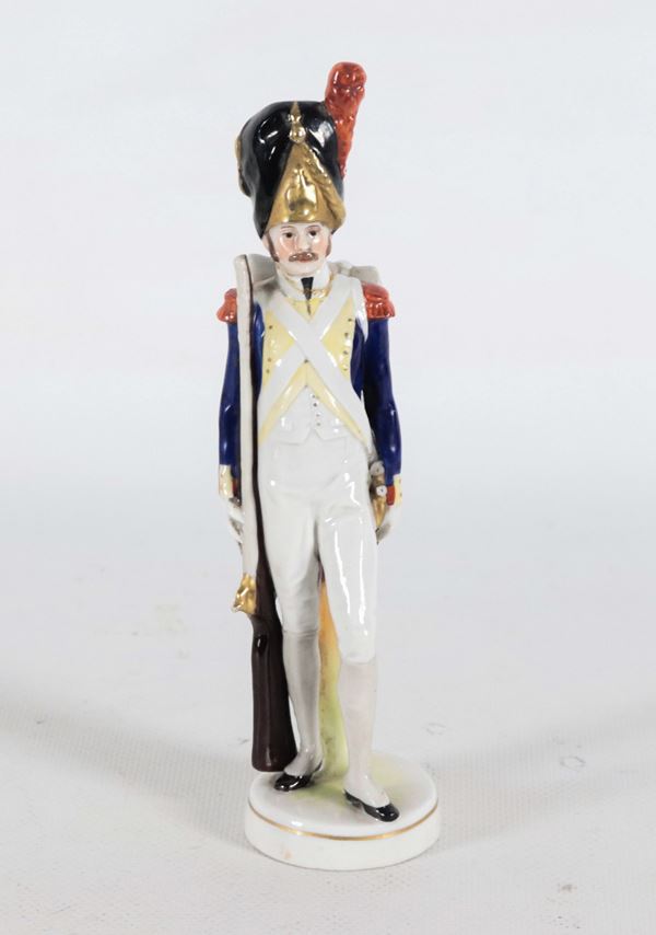 "Ufficiale borbonico", statuina in porcellana policroma Capodimonte