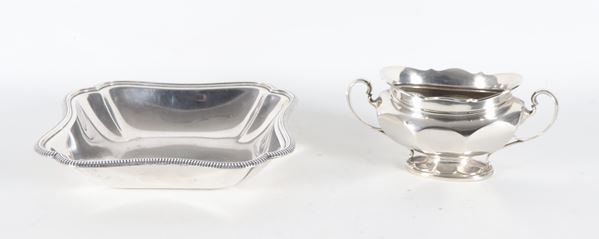 Lotto in metallo argentato di un portalegumi quadrato e una zuccheriera con manici (2 pz.)