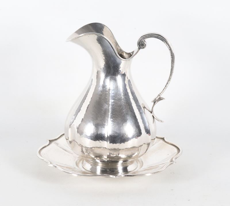 Brocca in argento martellato con sottopiatto, gr. 1055