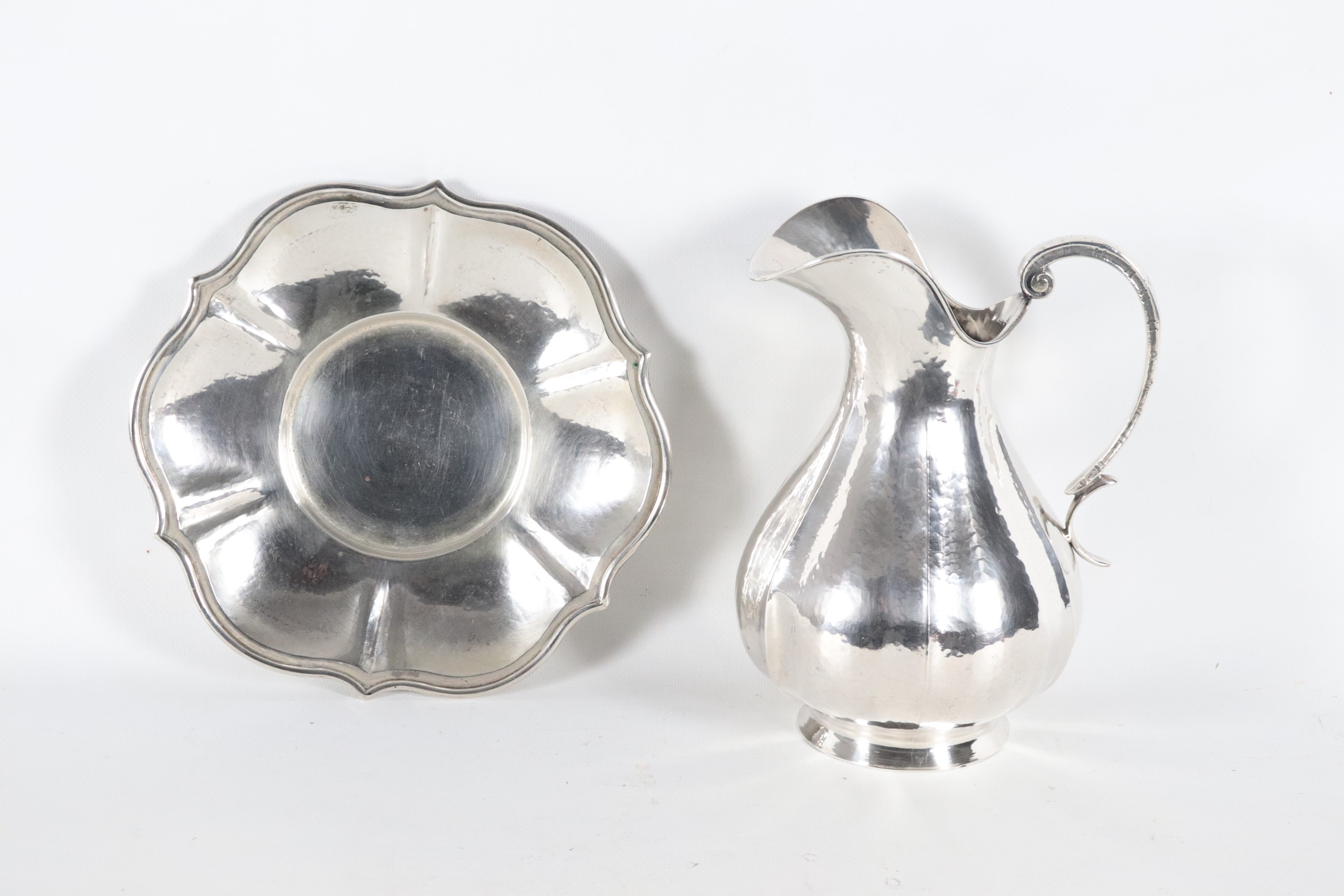 Brocca in argento martellato con sottopiatto, gr. 1055