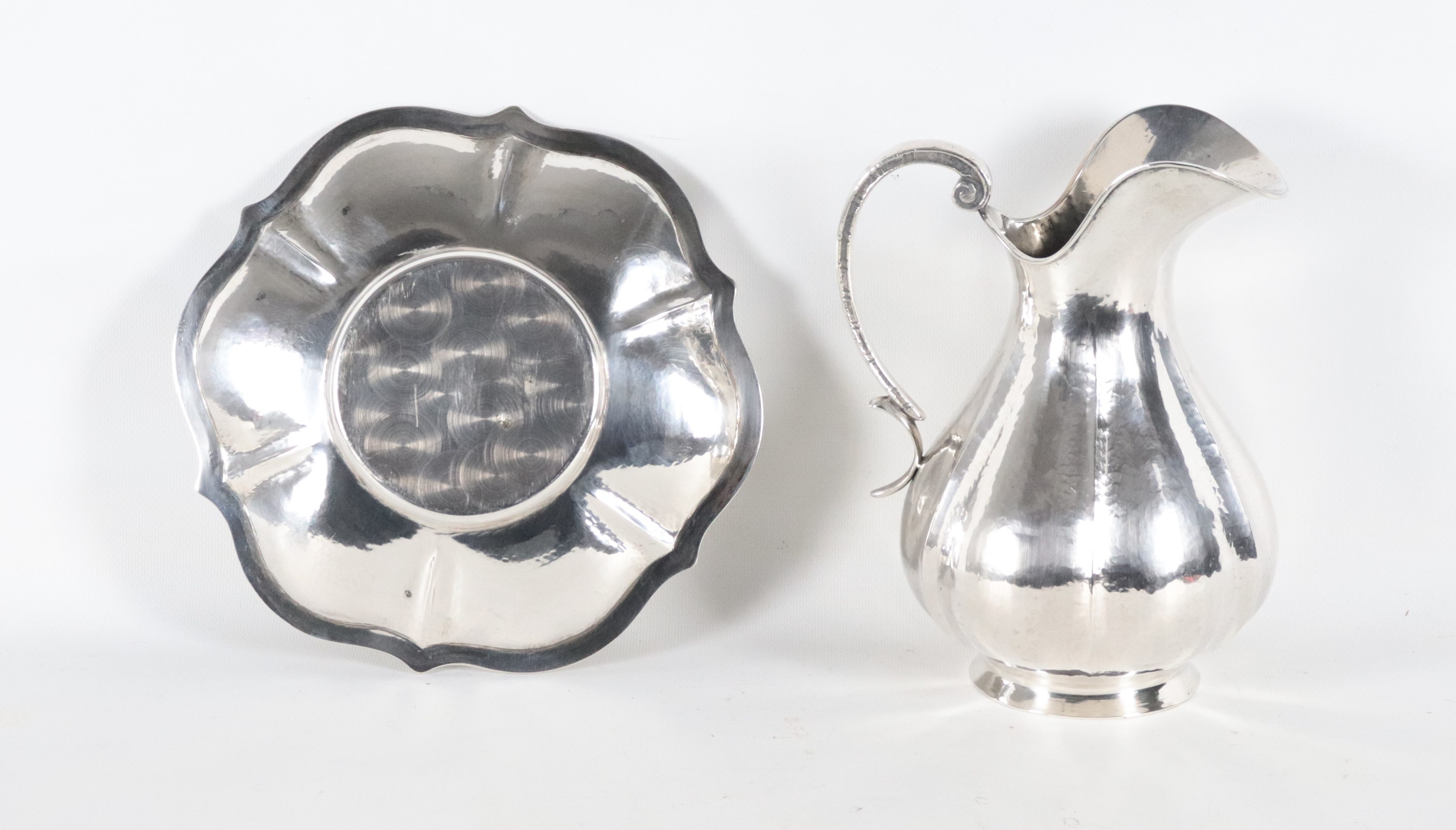 Brocca in argento martellato con sottopiatto, gr. 1055