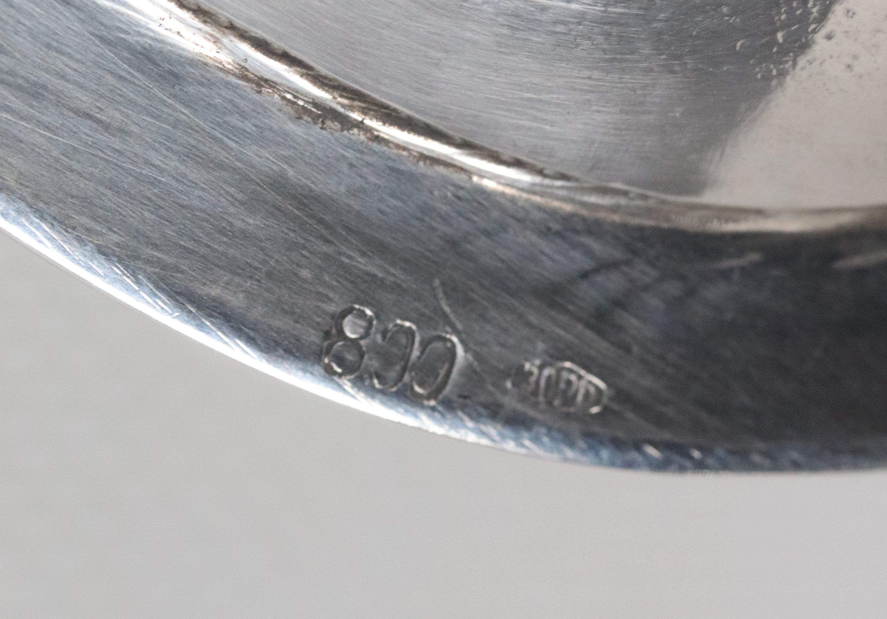 Brocca in argento martellato con sottopiatto, gr. 1055