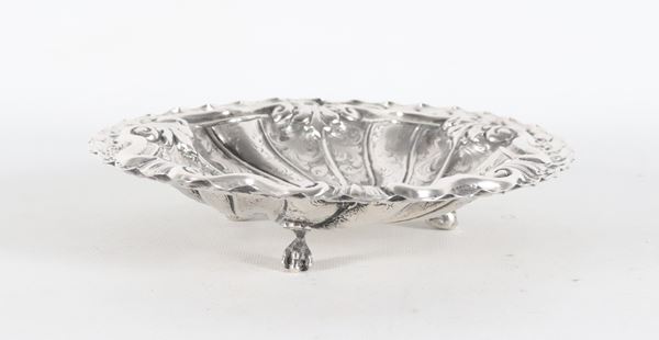 Piccolo centrotavola tondo in argento cesellato e sbalzato a motivi Luigi XV, sorretto da tre piedini leonini, gr. 250