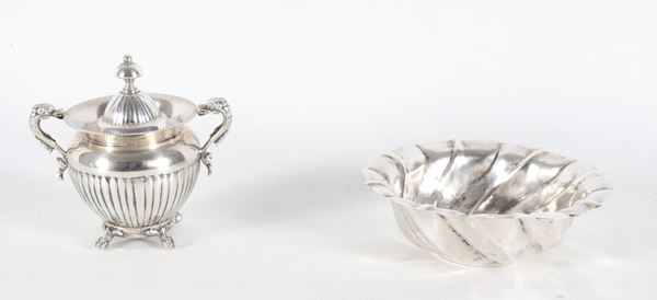 Lotto in argento cesellato e sbalzato di una ciotolina tonda e una piccola zuccheriera (2 pz.), gr. 265