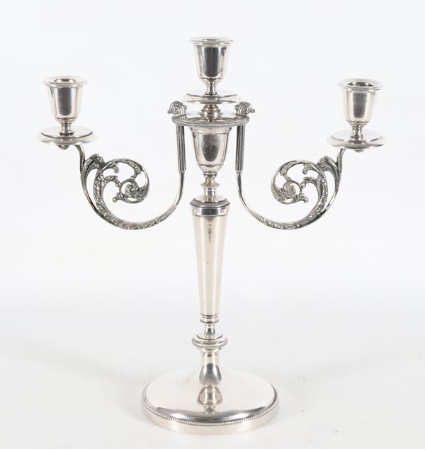 Candelabro in argento cesellato e sbalzato a motivi Luigi XVI, tre fiamme, gr. 820