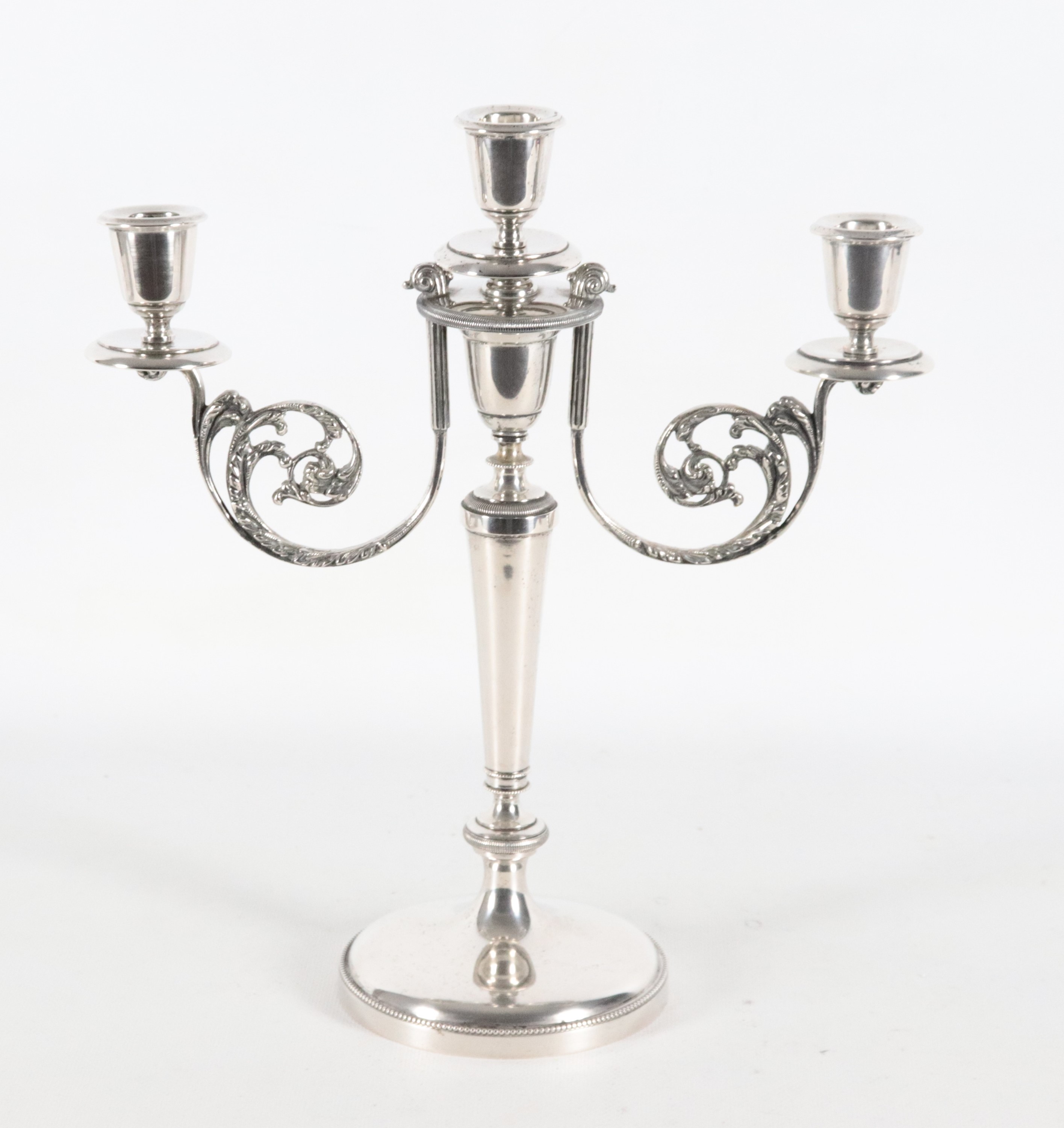 Candelabro in argento cesellato e sbalzato a motivi Luigi XVI, tre fiamme, gr. 820