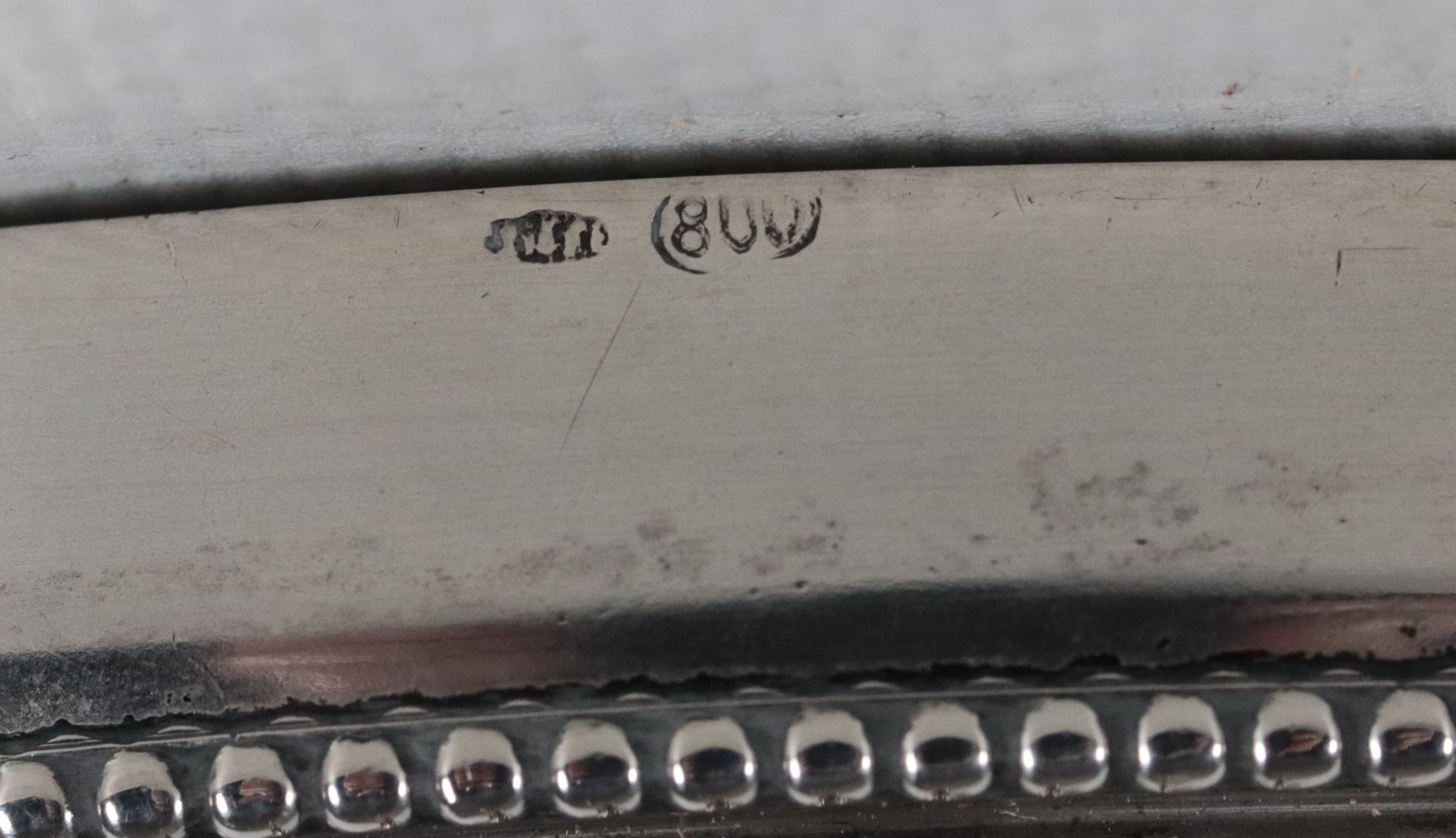 Candelabro in argento cesellato e sbalzato a motivi Luigi XVI, tre fiamme, gr. 820