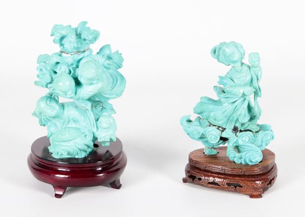 Lotto di due piccole statuine in turchese "Monaci con tartaruga" e "Cortigiana con fiori". Difetti