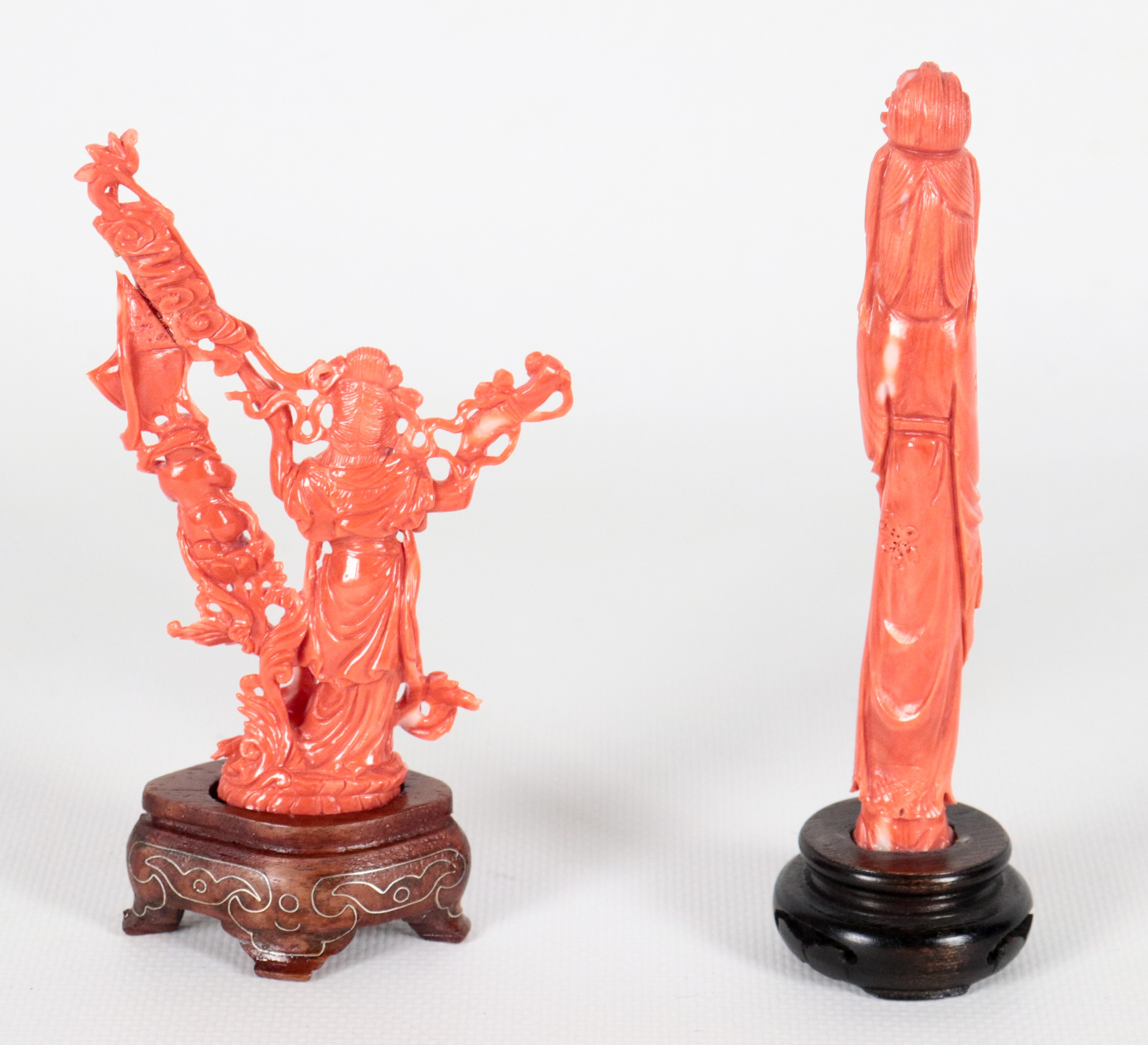 Lotto di due piccole sculture in corallo "Figura orante con fanciullo" e "Figura femminile con fi...