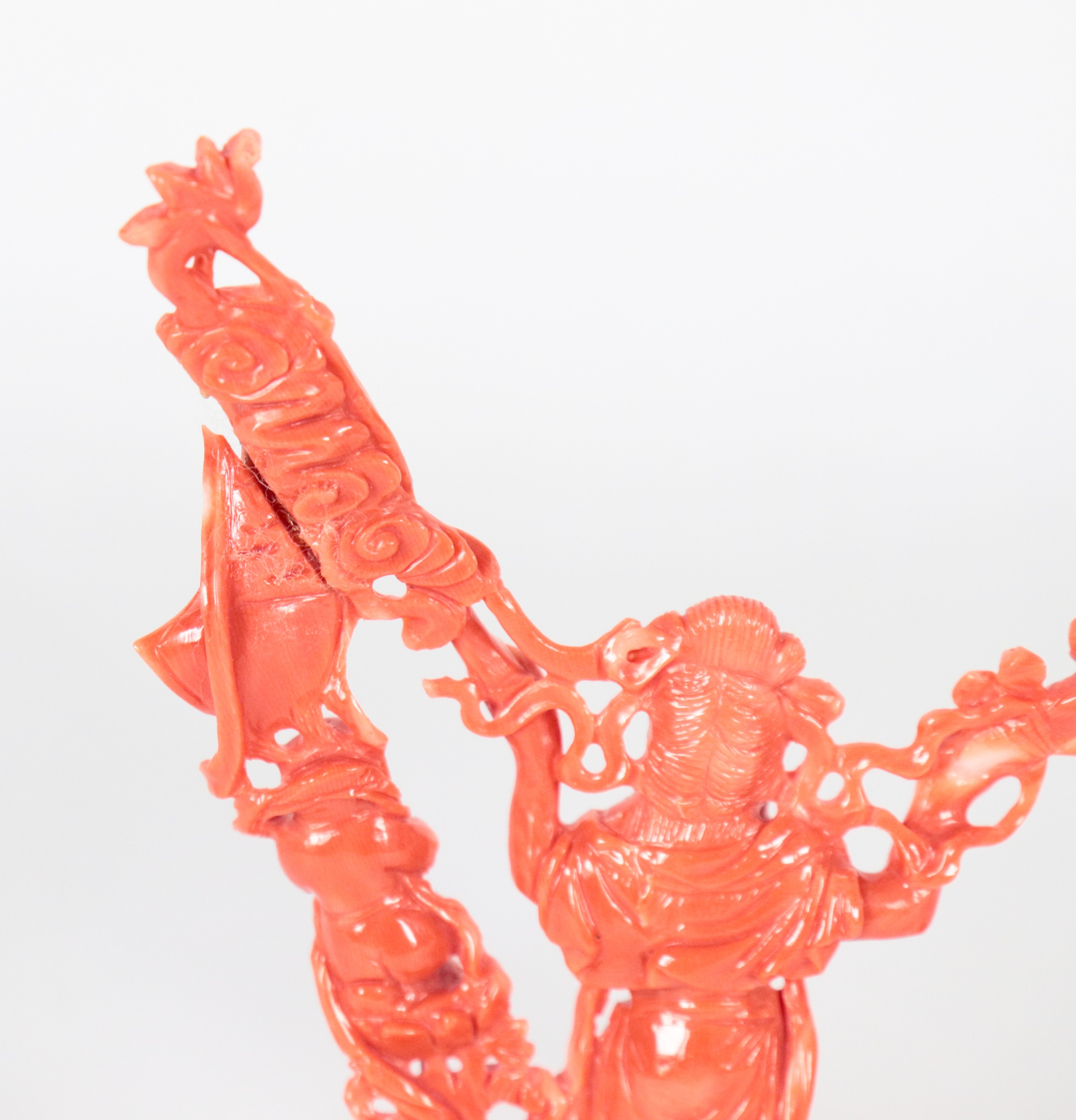 Lotto di due piccole sculture in corallo "Figura orante con fanciullo" e "Figura femminile con fi...