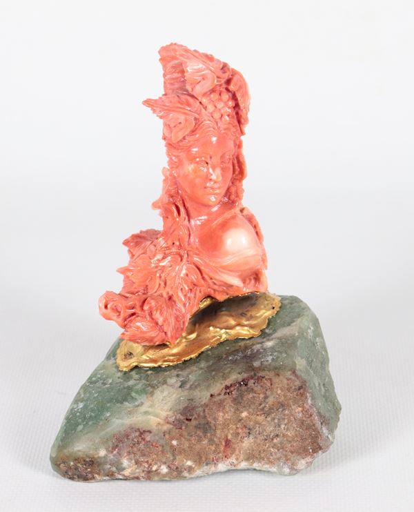 Piccola scultura in corallo "Busto femminile con grappoli d'uva" con base in pietra dura