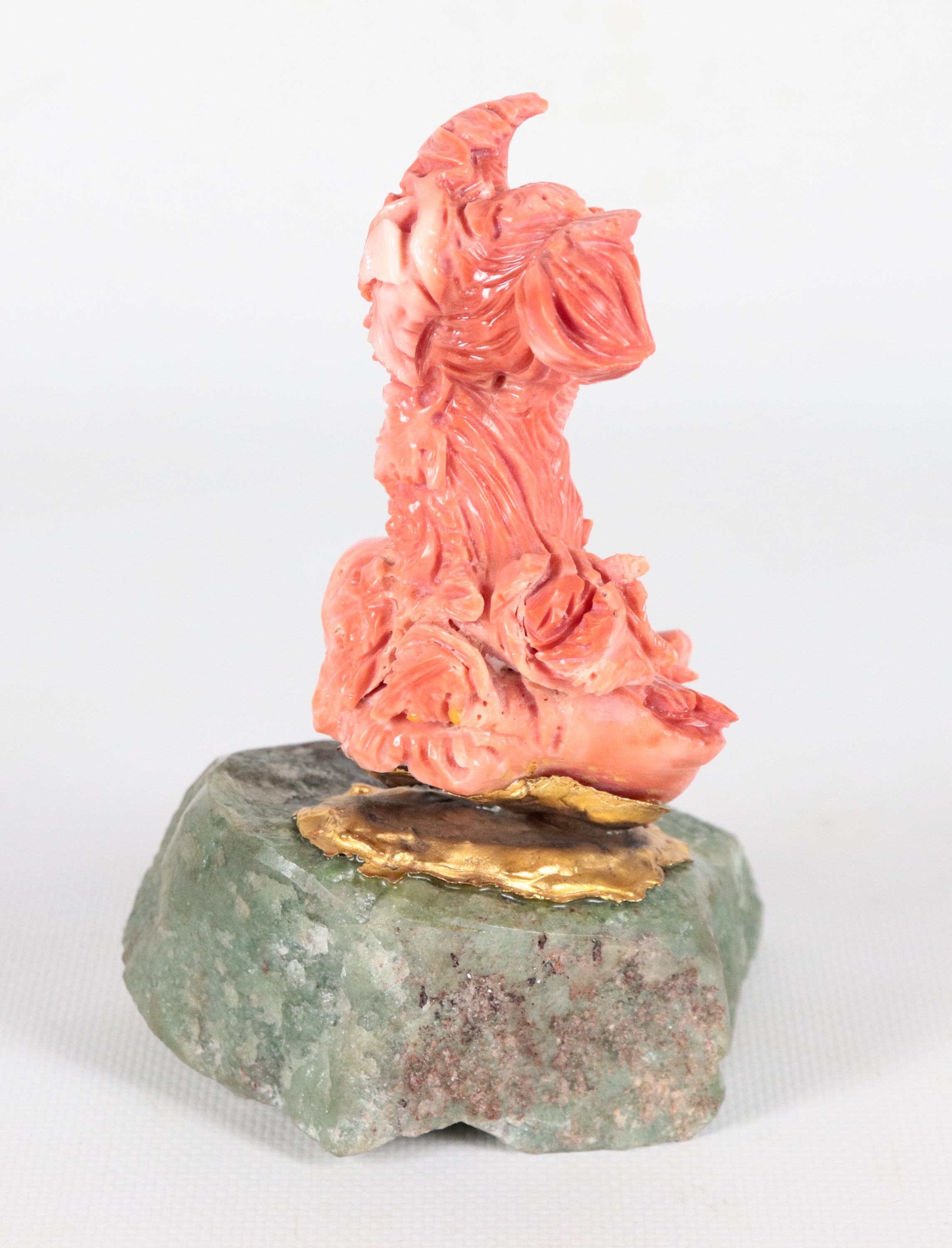 Piccola scultura in corallo "Busto femminile con grappoli d'uva" con base in pietra dura