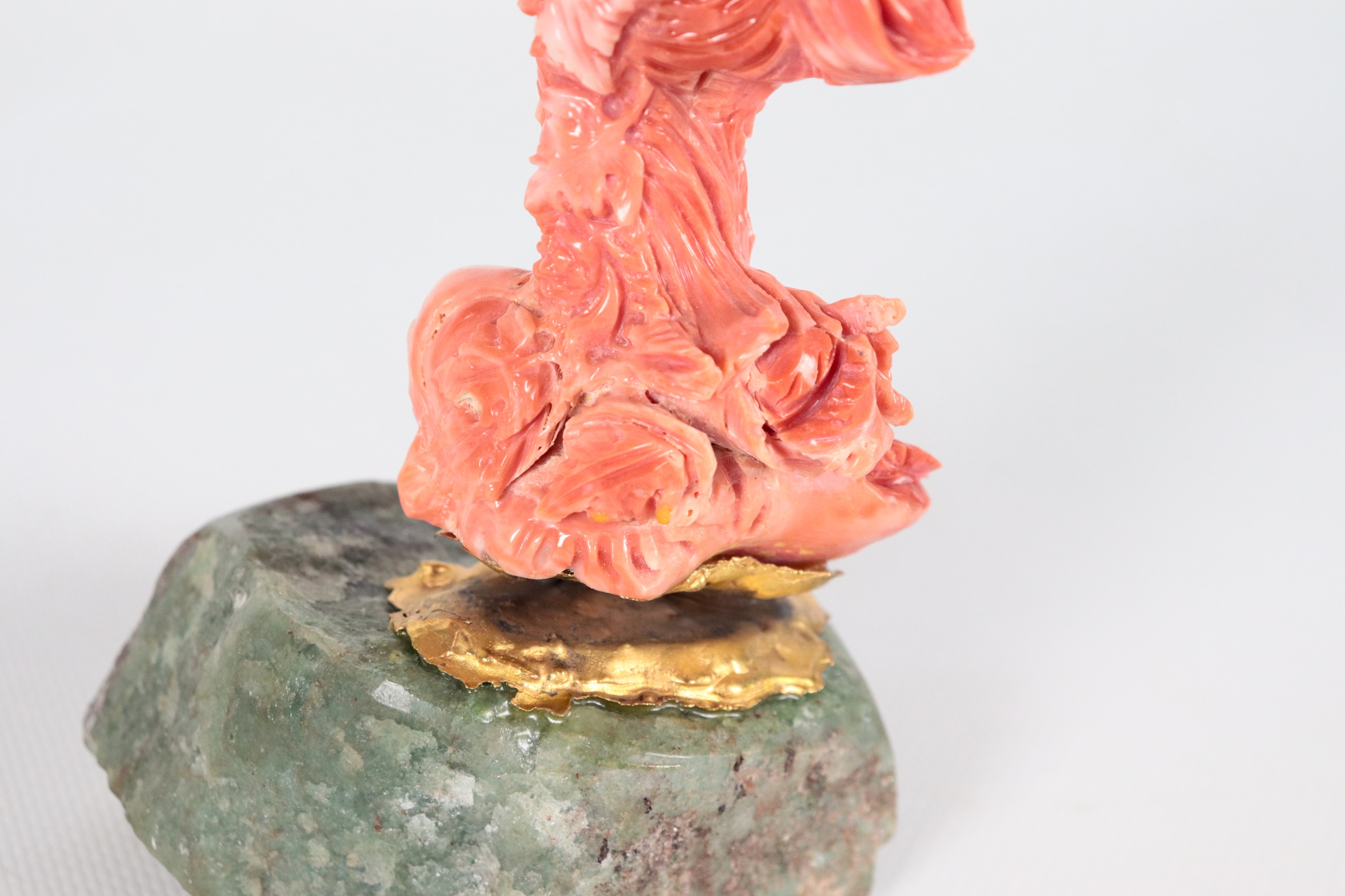 Piccola scultura in corallo "Busto femminile con grappoli d'uva" con base in pietra dura