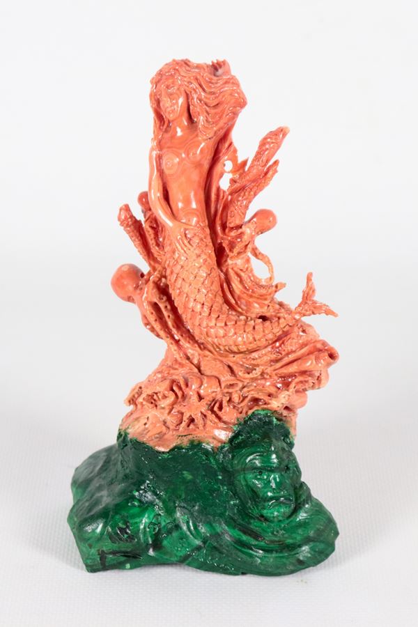 Piccola scultura in corallo "Sirena con animali marini" con base in malachite