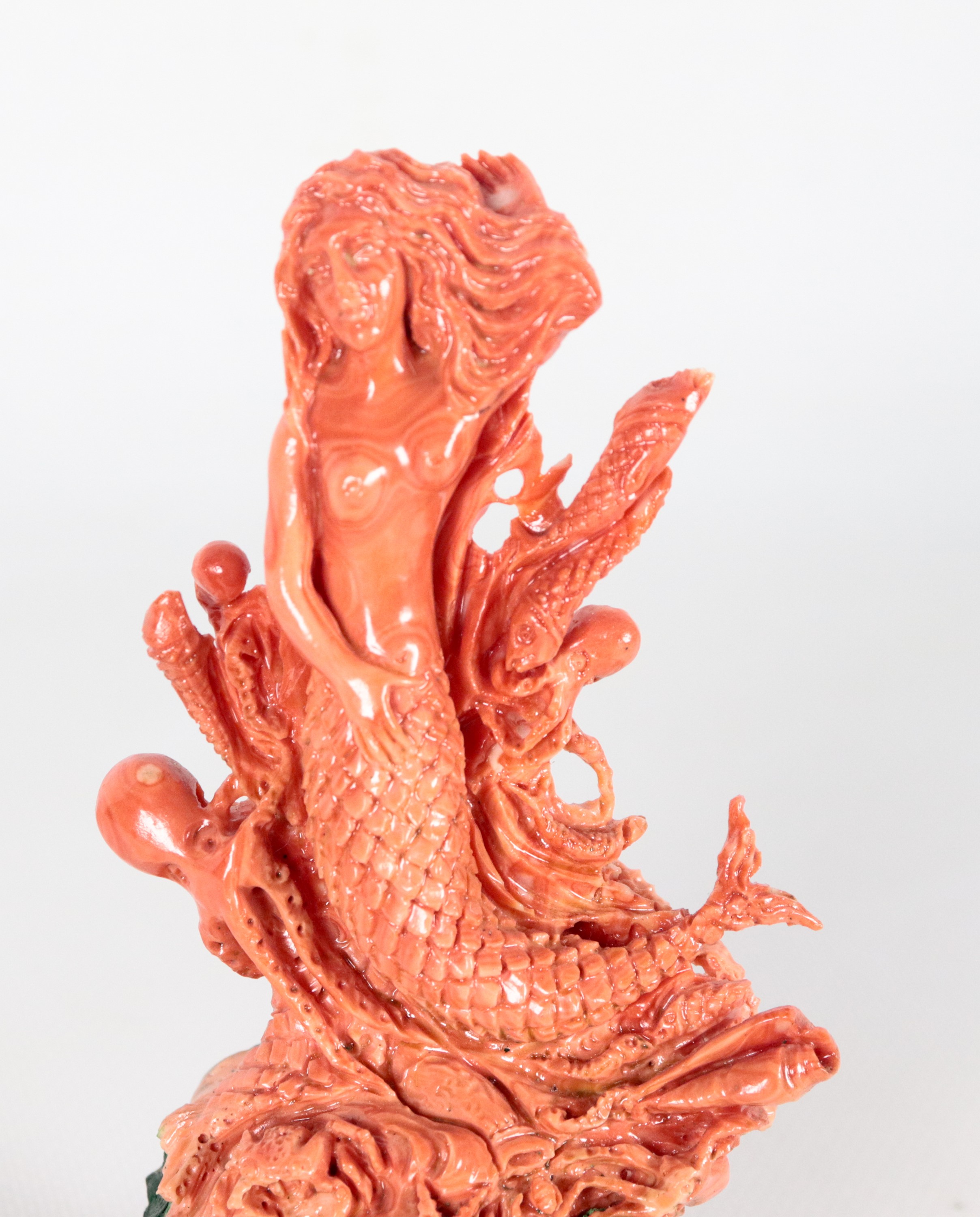 Piccola scultura in corallo "Sirena con animali marini" con base in malachite