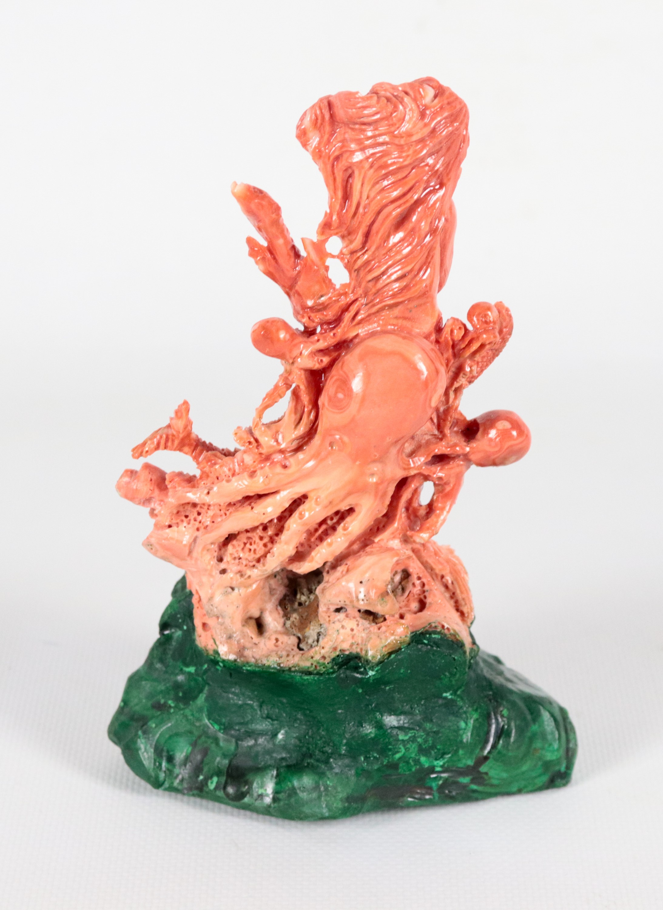 Piccola scultura in corallo "Sirena con animali marini" con base in malachite
