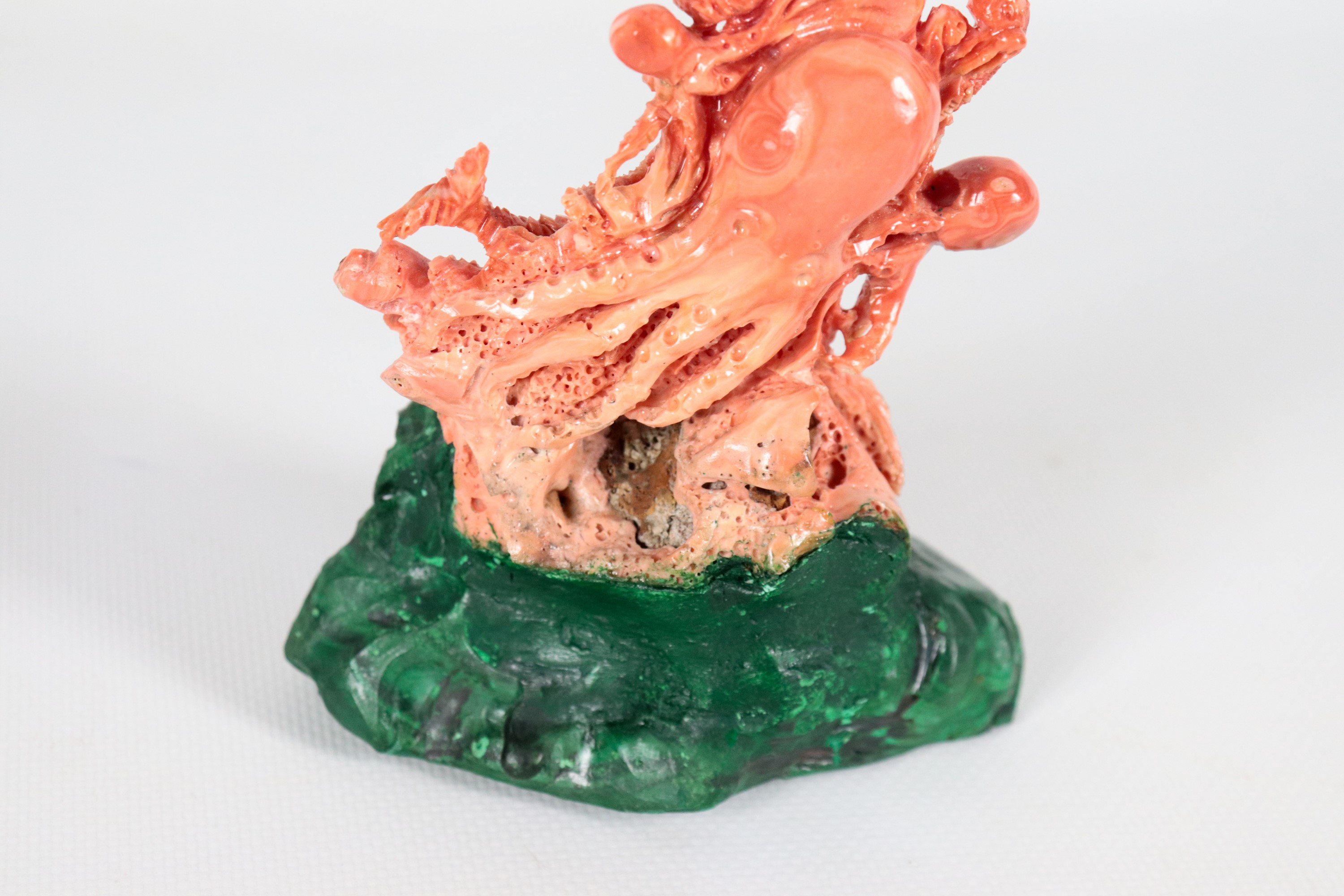 Piccola scultura in corallo "Sirena con animali marini" con base in malachite