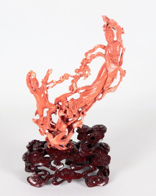 Piccolo gruppo in corallo "Guanyin con fanciullo e uccellini", base in teak