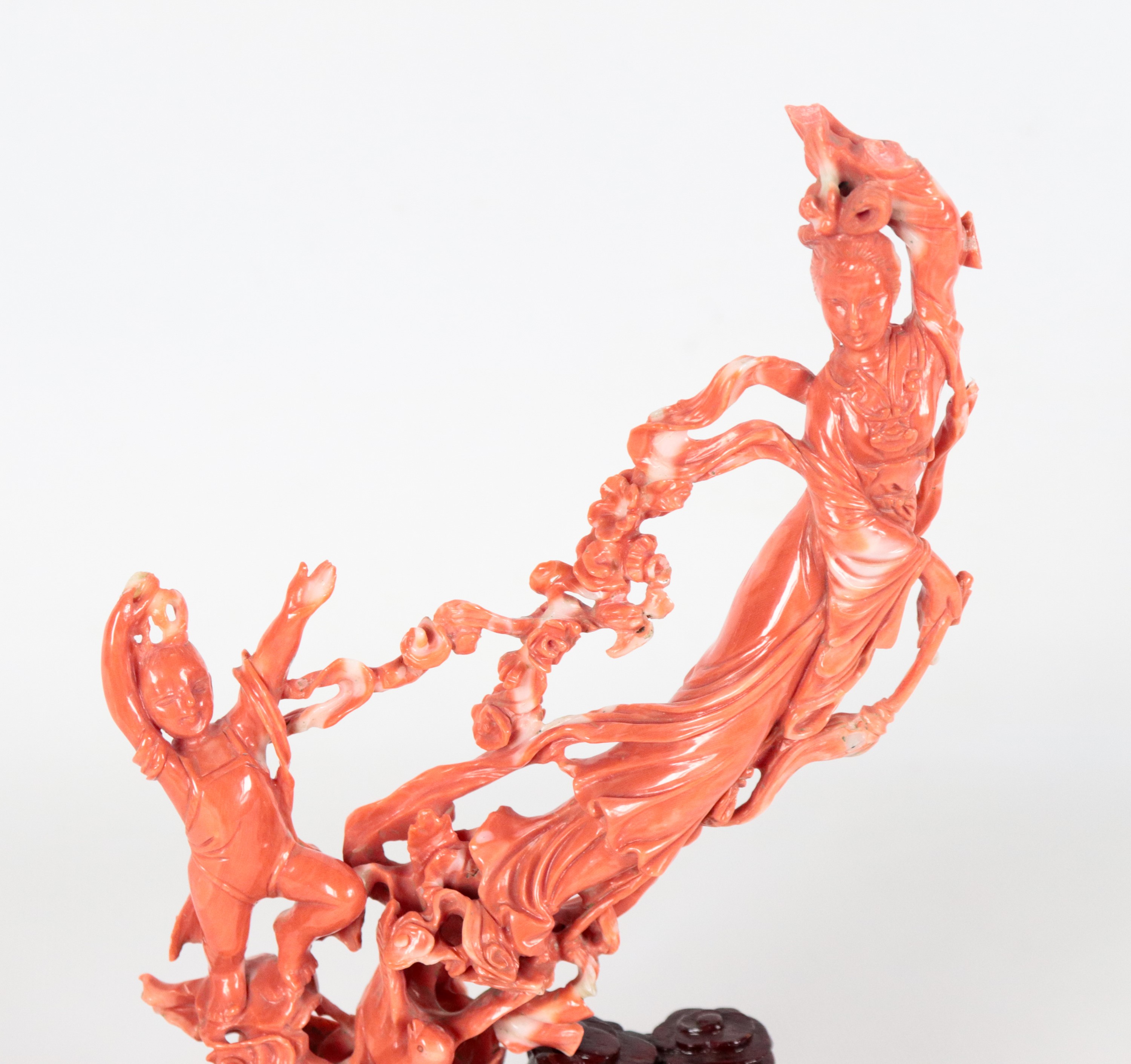 Piccolo gruppo in corallo "Guanyin con fanciullo e uccellini", base in teak