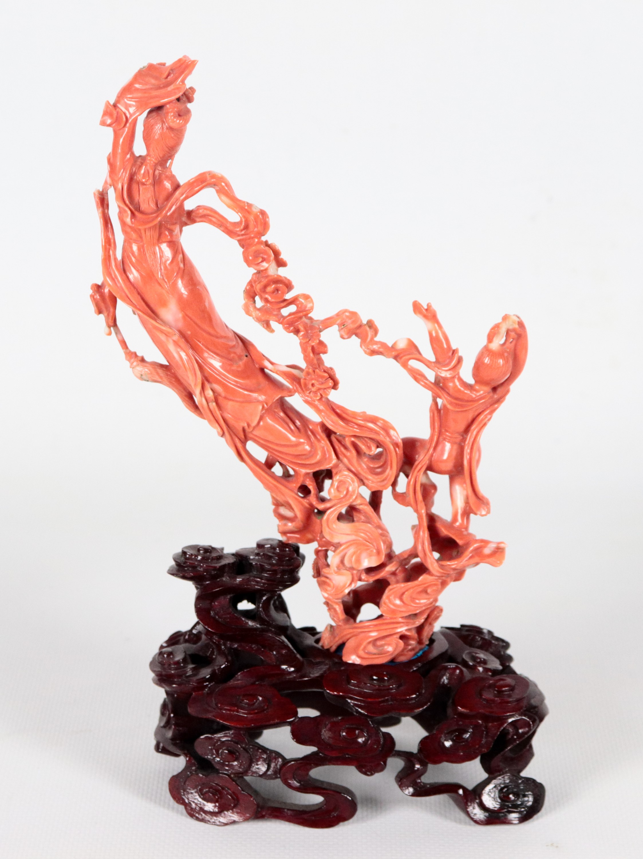 Piccolo gruppo in corallo "Guanyin con fanciullo e uccellini", base in teak