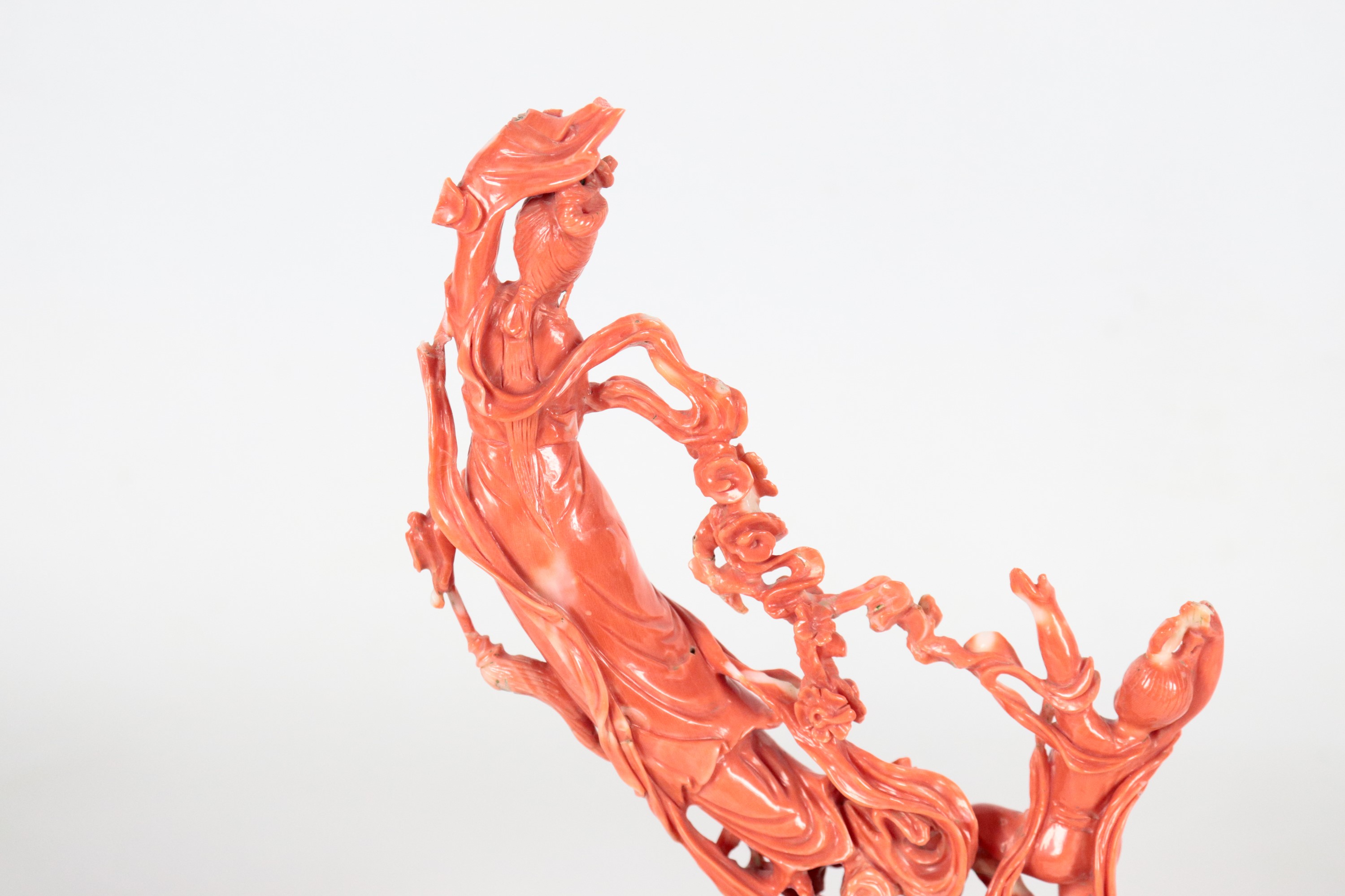 Piccolo gruppo in corallo "Guanyin con fanciullo e uccellini", base in teak