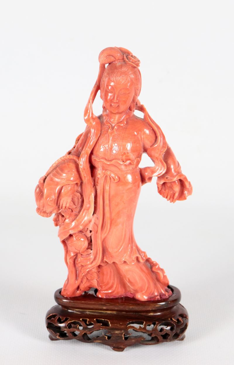 Piccola scultura in corallo "Figura femminile con cesto" con basetta in teak