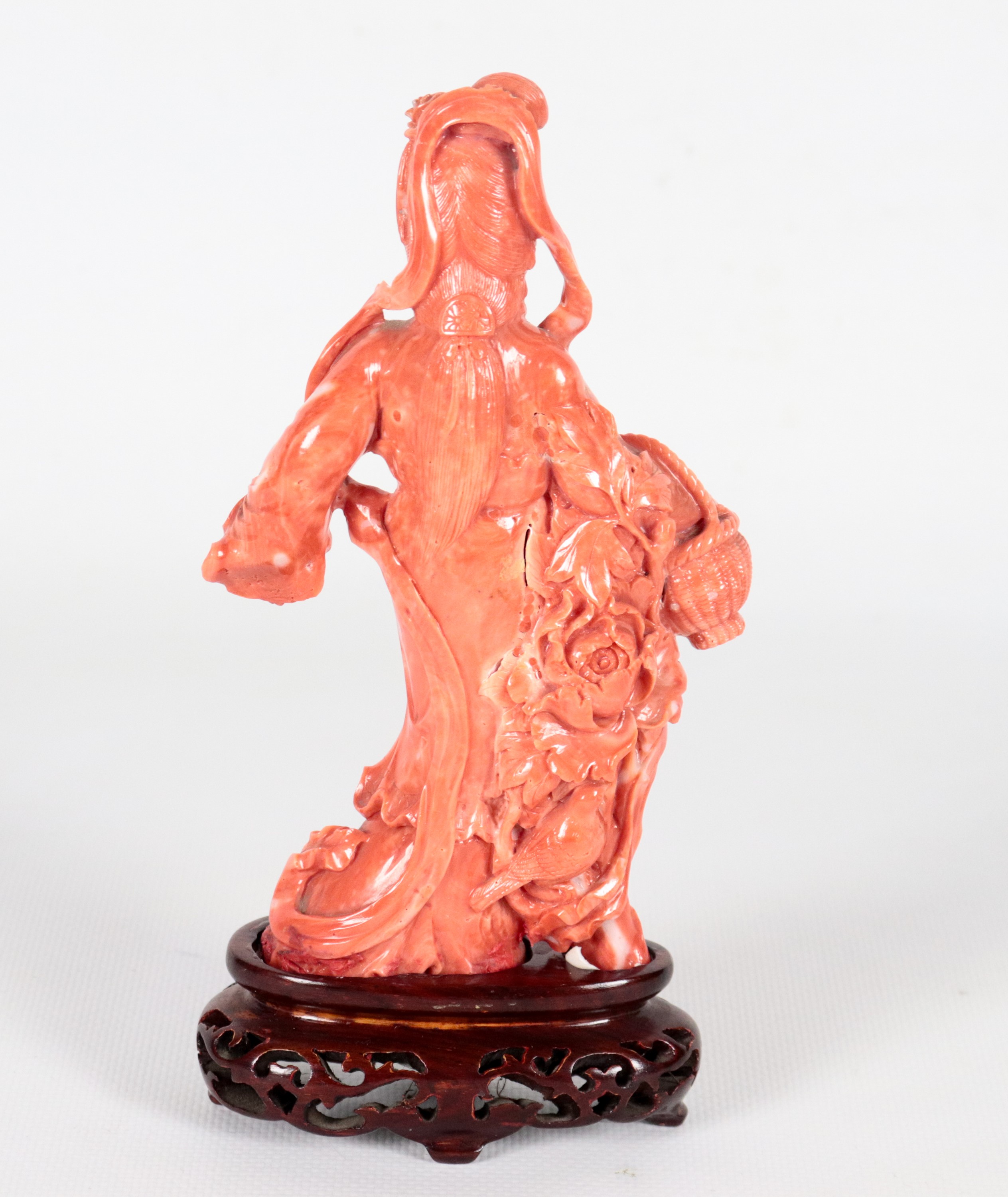 Piccola scultura in corallo "Figura femminile con cesto" con basetta in teak