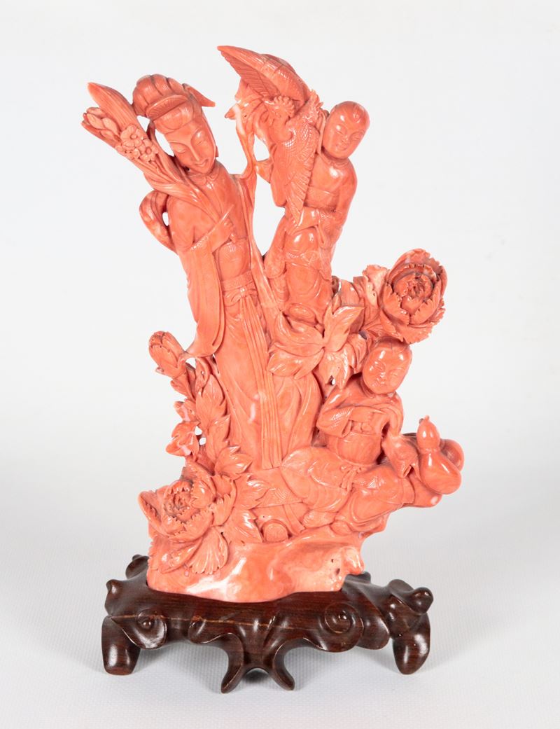 Gruppo in corallo "Figura femminile con fanciulli e fiori" con base in teak