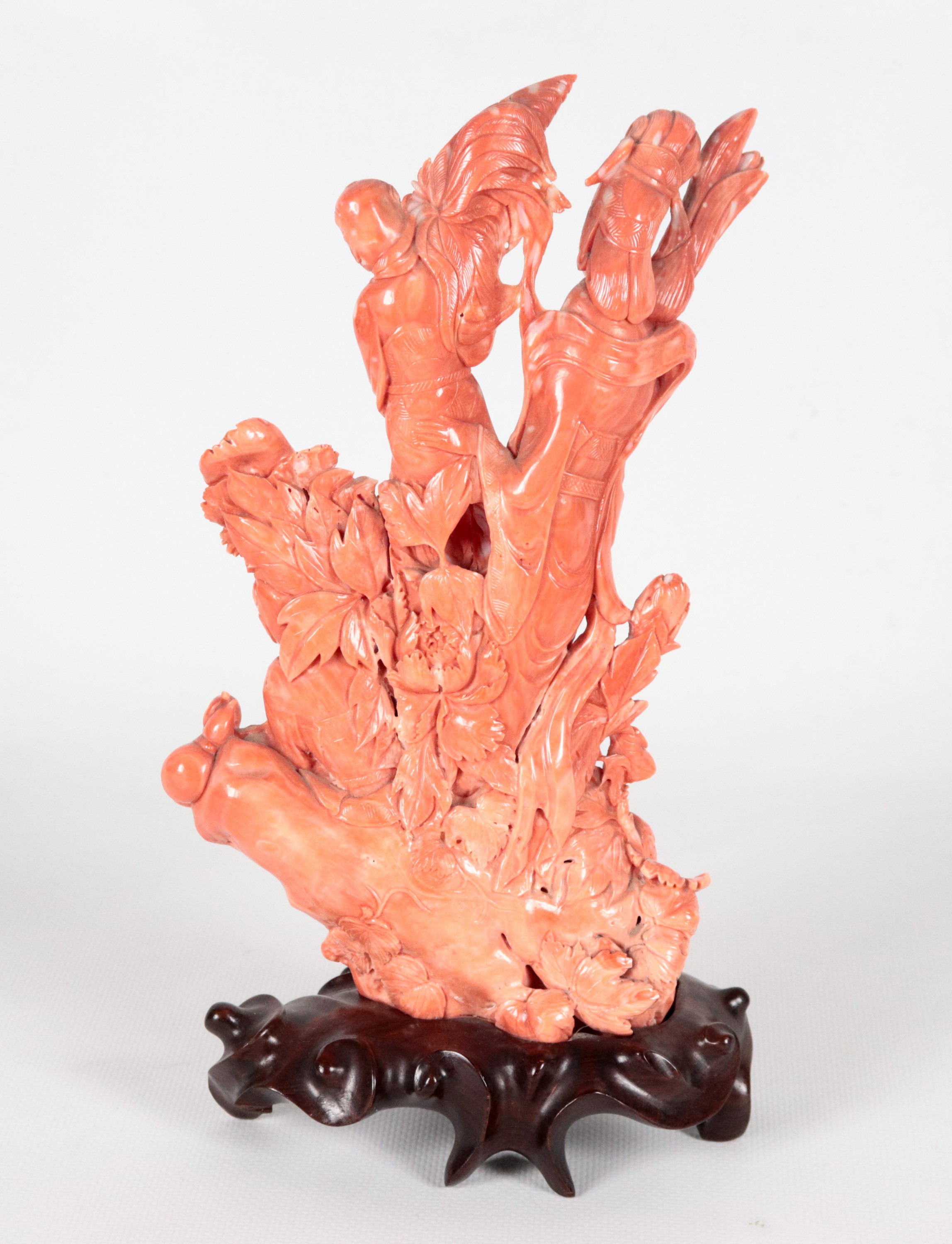 Gruppo in corallo "Figura femminile con fanciulli e fiori" con base in teak