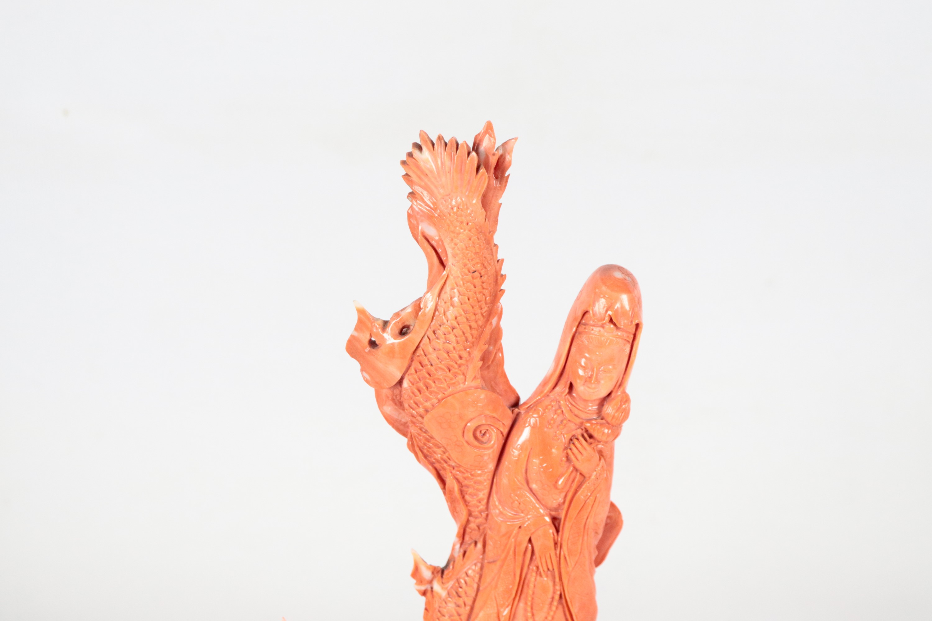 Gruppo in corallo "Guanyin con drago" con base in teak