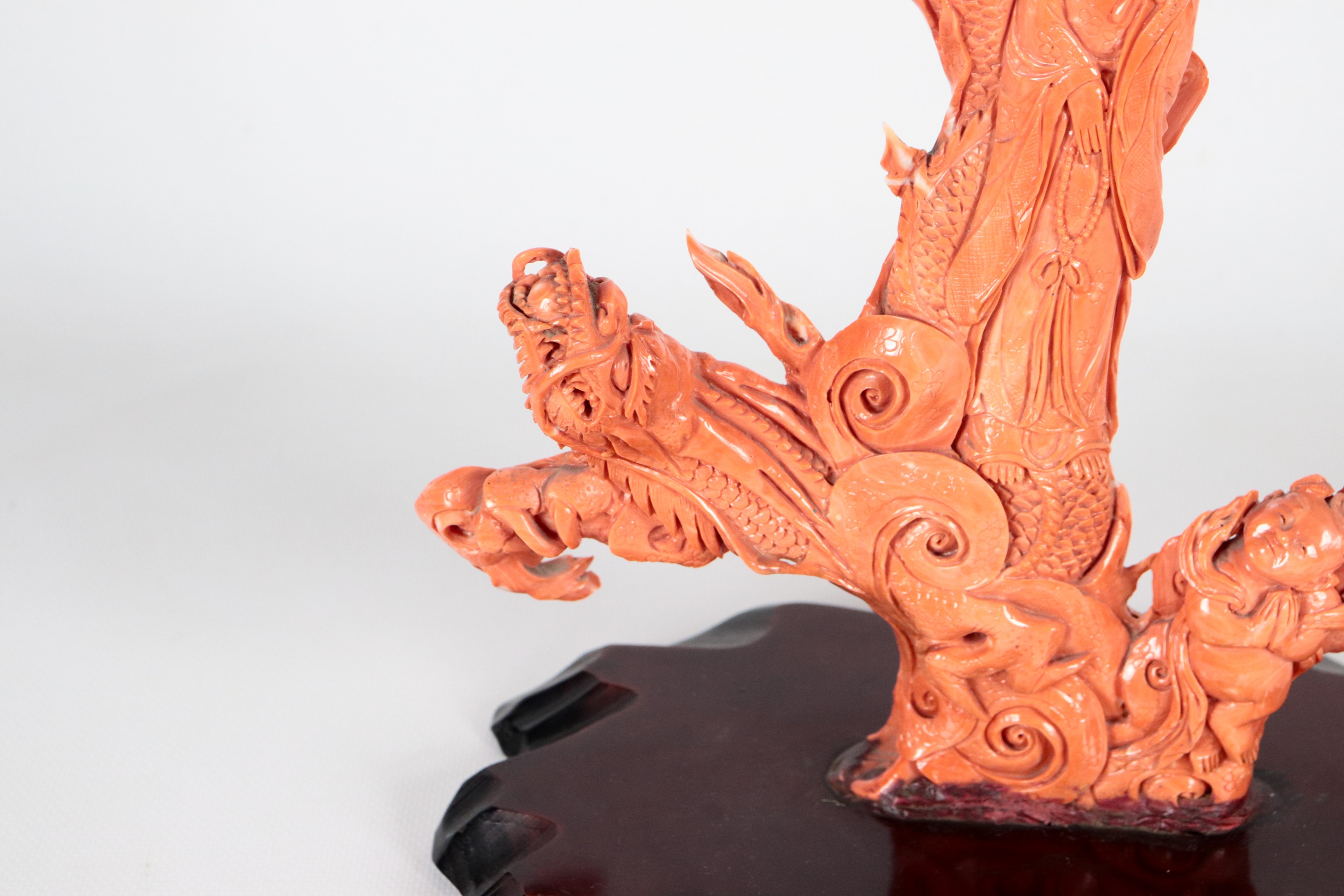 Gruppo in corallo "Guanyin con drago" con base in teak