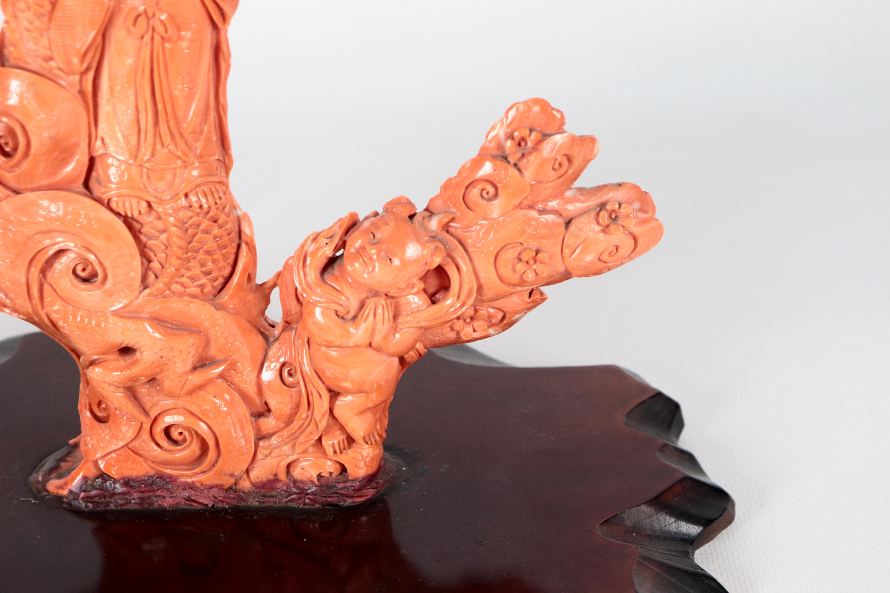 Gruppo in corallo "Guanyin con drago" con base in teak