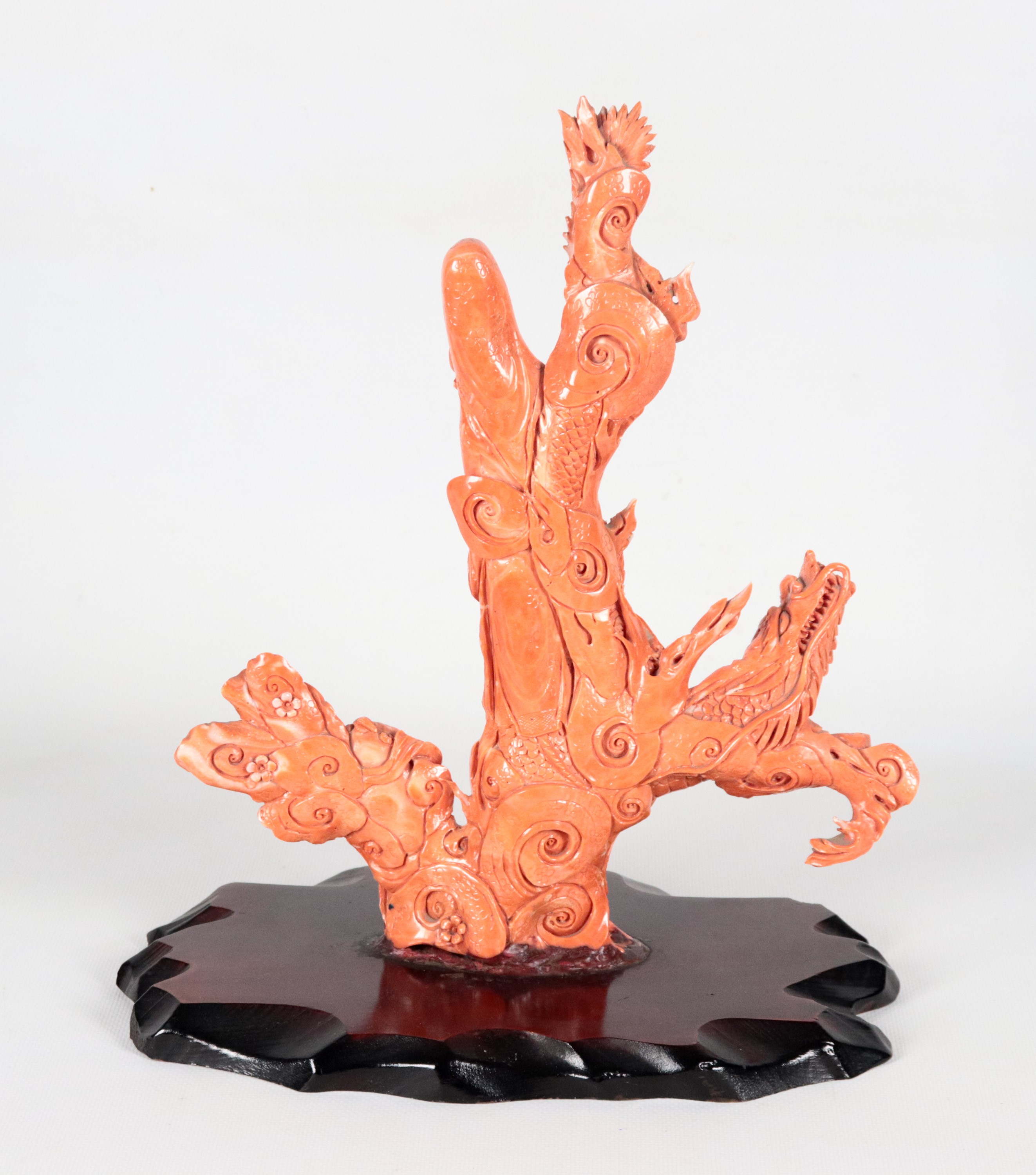 Gruppo in corallo "Guanyin con drago" con base in teak