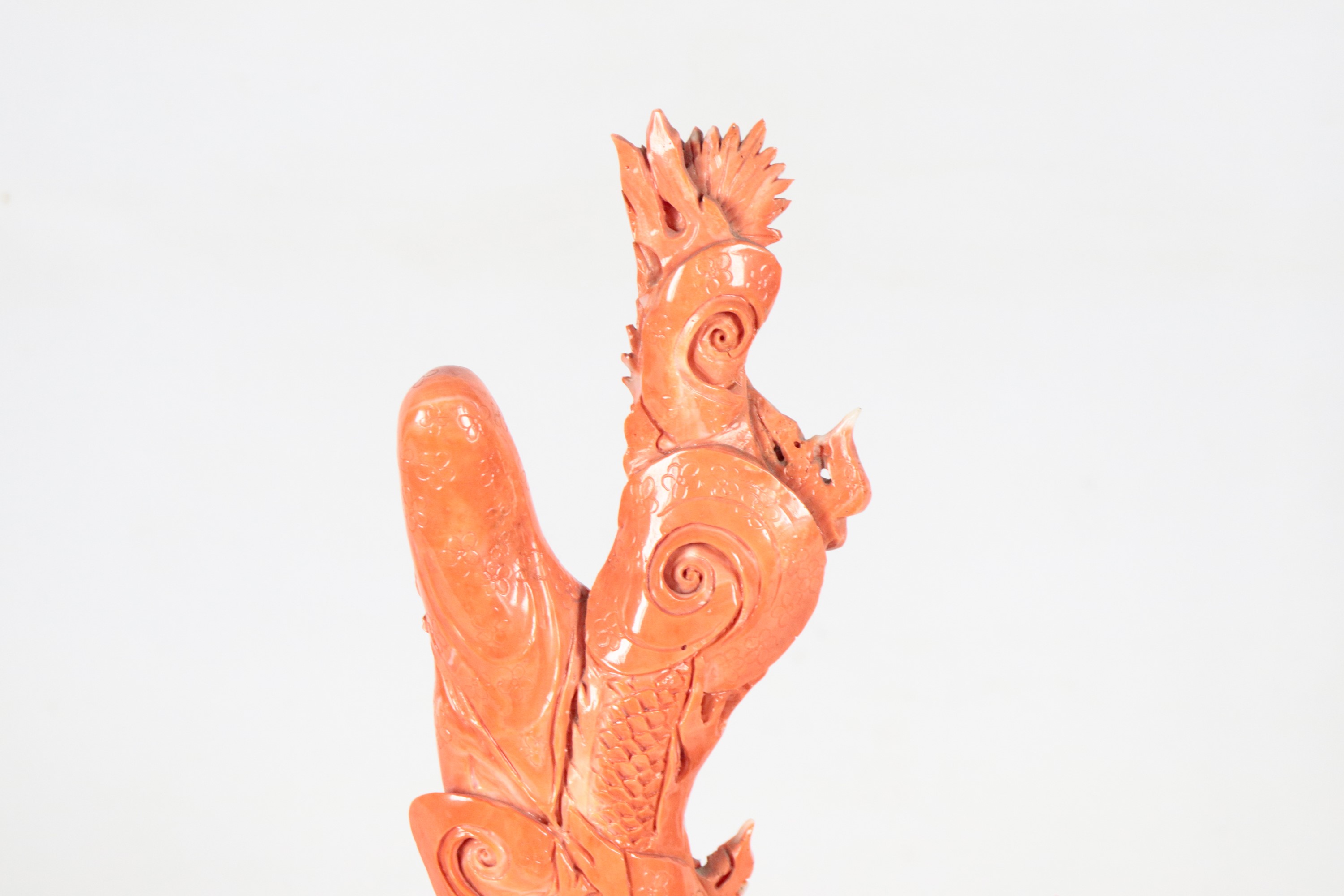 Gruppo in corallo "Guanyin con drago" con base in teak